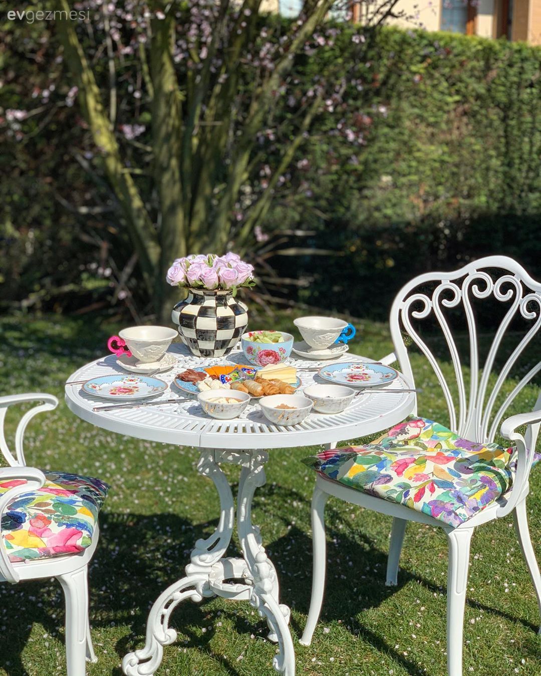 Müstakil Evdeki Huzurlu Yaşam Evin Dekorasyonuna Da Yansımış!