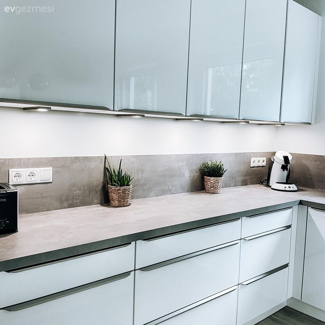 Mutfak, Kulpsuz mutfak dolabı, Beyaz, Mutfak tezgahı, Mutfak tezgah arası, Tezgah arası doğal taş, Mutfak aksesuarları