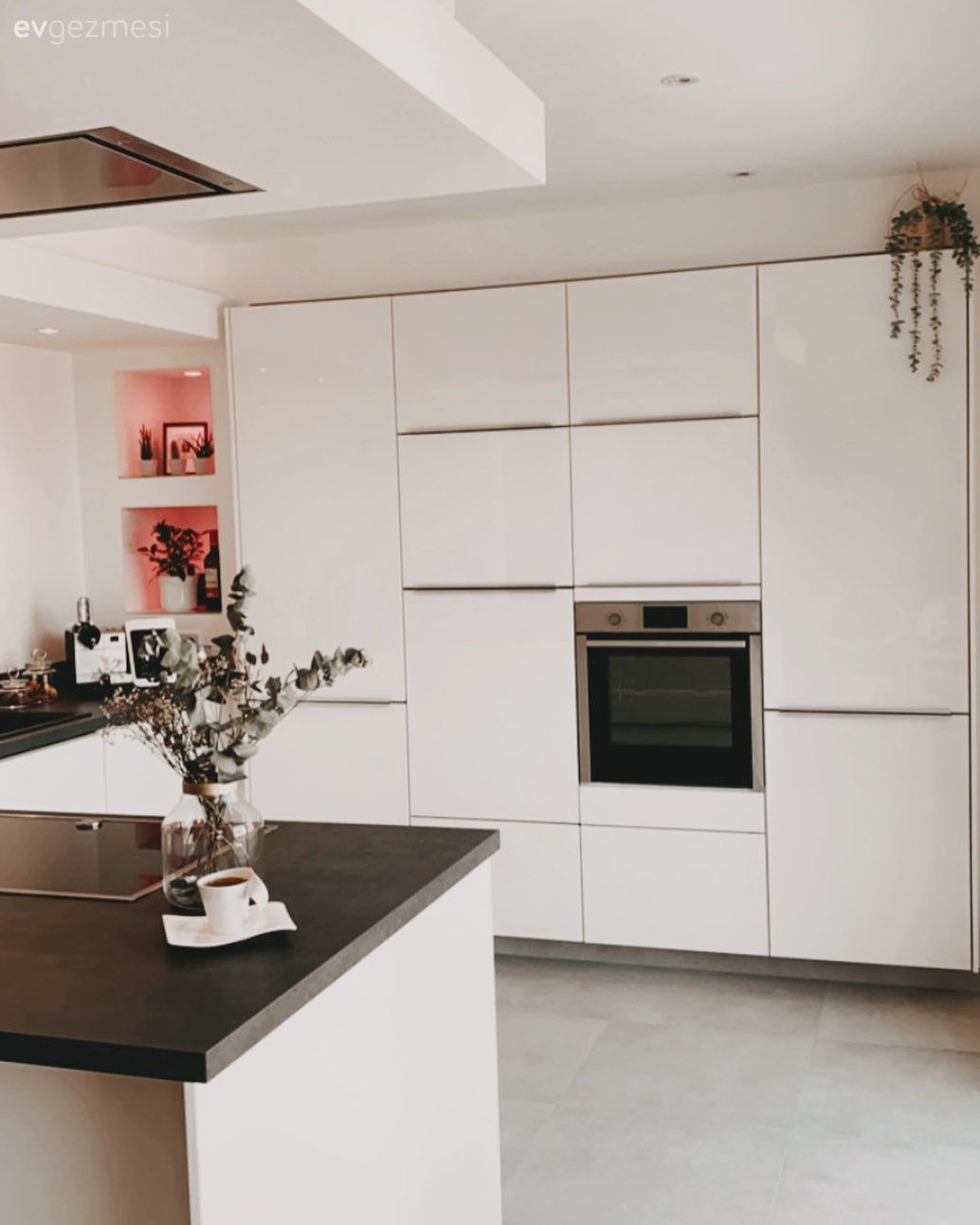 Bu Minimalist Evde Ortama Sıcaklık Katan Detaylar da Unutulmamış!