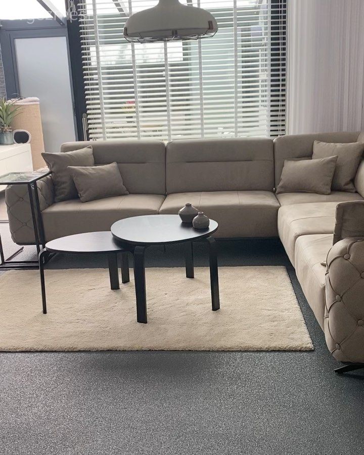 Oturma Odası, Krem, Beyaz, Bej, Siyah, Köşe koltuk, Koltuk takımı, Orta sehpa, Sehpa, Jaluzi, Avize, Aydınlatma, Halı, Salon halısı