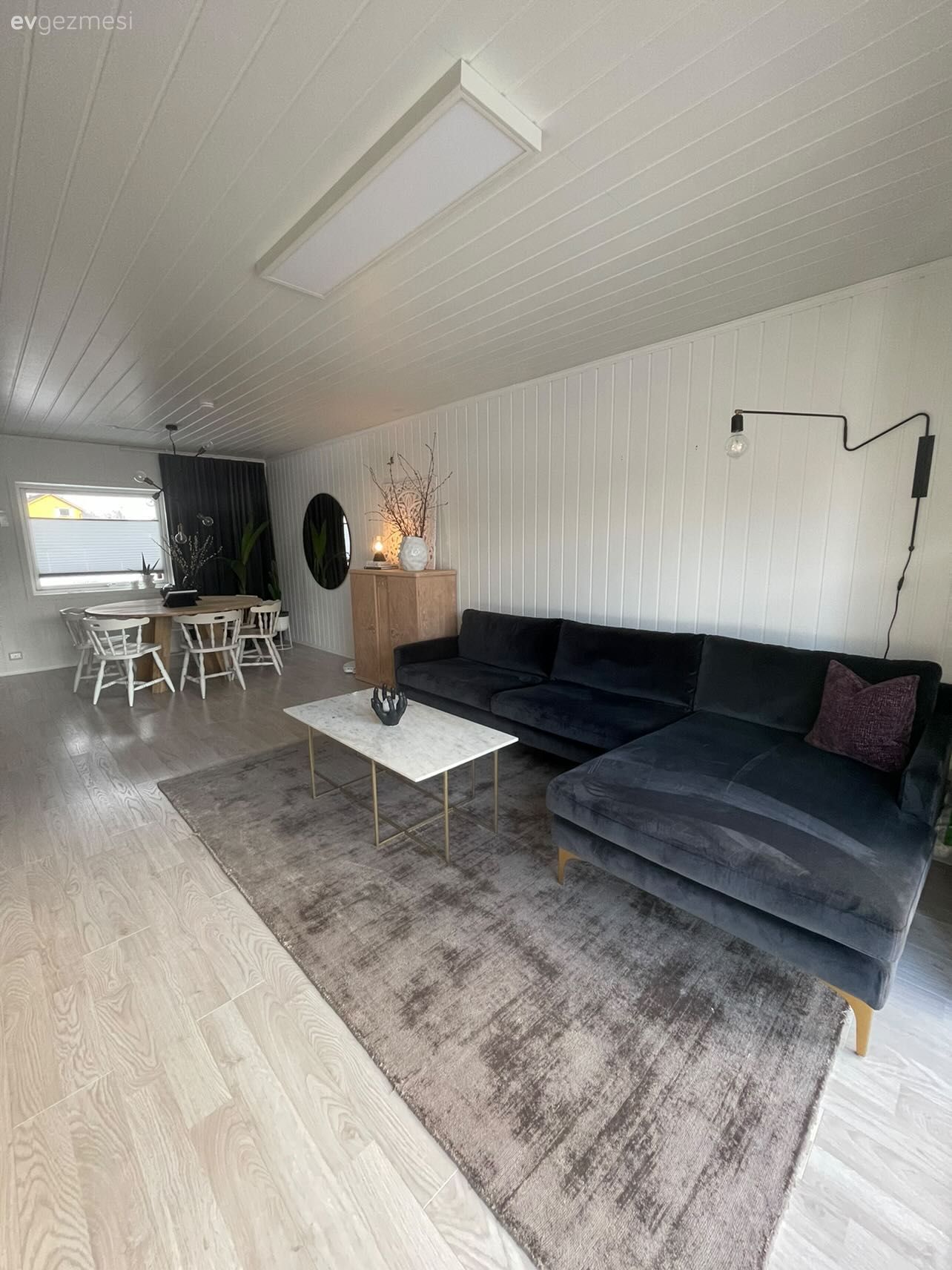 Salon, İskandinav, Gri, Beyaz, Ahşap Mobilya, Köşe koltuk, Koltuk takımı, Lambri, Lambri tavan, Halı, Salon halısı, Orta sehpa, Sehpa, Tv ünitesi, Tv ünitesi aksesuarları, Ev Aksesuar, Sandalye, Yemek Odası, Yuvarlak ayna, Dekoratif ayna, Yemek odası avizesi, Ev bitkisi, Saksı, Füme, Tablo, Duvar dekorasyonu, Vazo