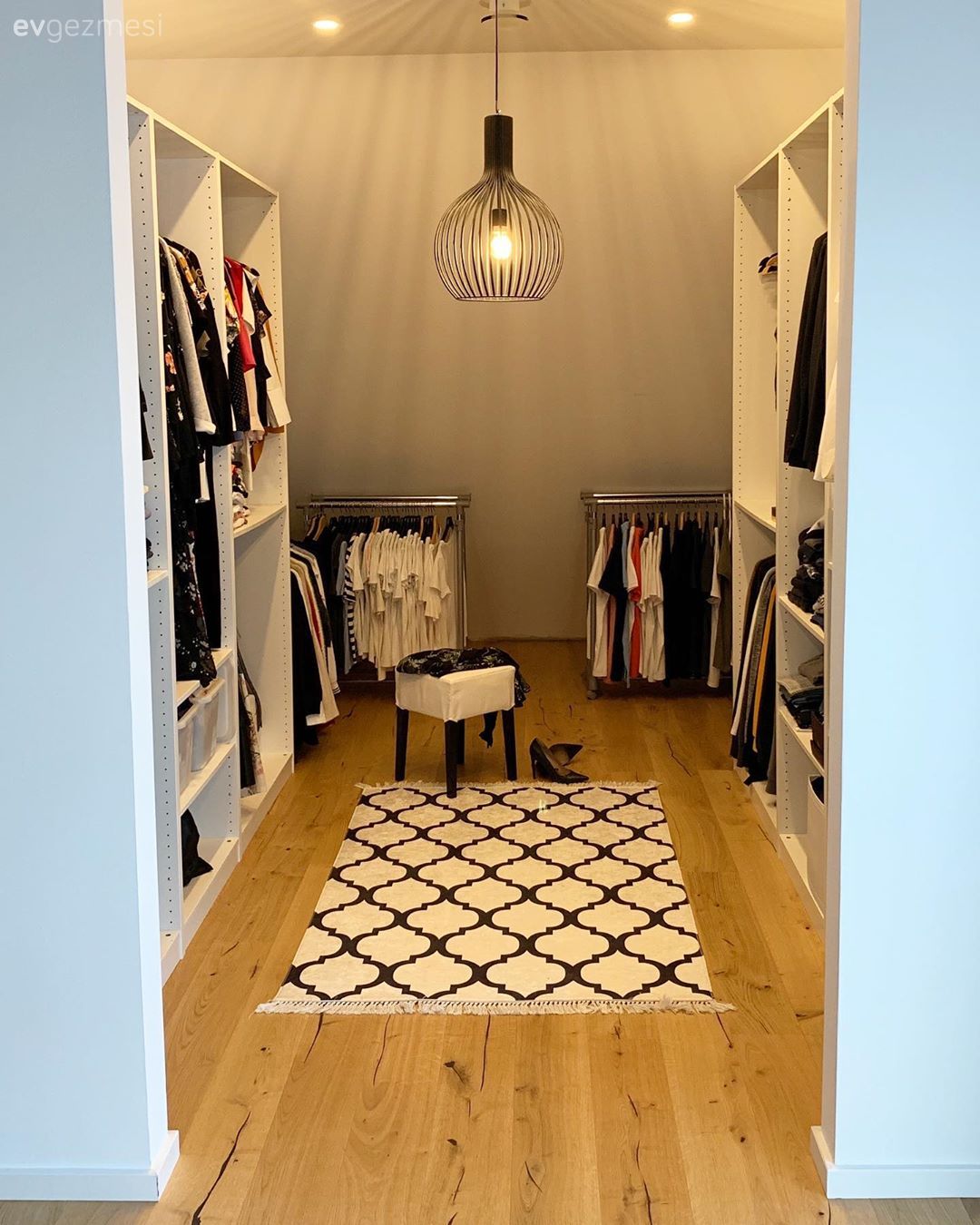 Giyinme odası, Beyaz, Parke, Avize, Aydınlatma, Spot aydınlatma, Puf, Geometrik desen, Desenler, Siyah