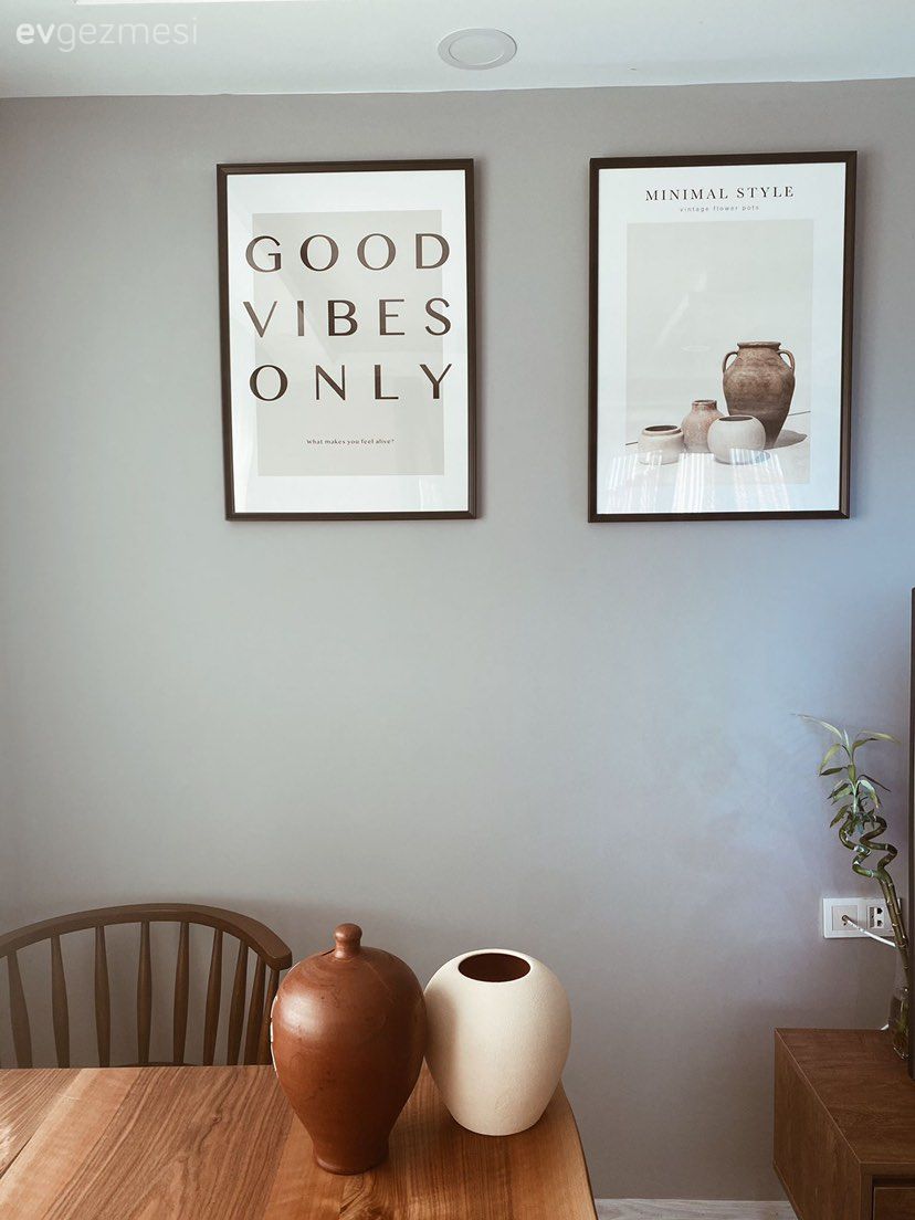 Gri duvar, Tablo, Duvar dekorasyonu, Sandalye, Ahşap masa, Vazo, Ev Aksesuar