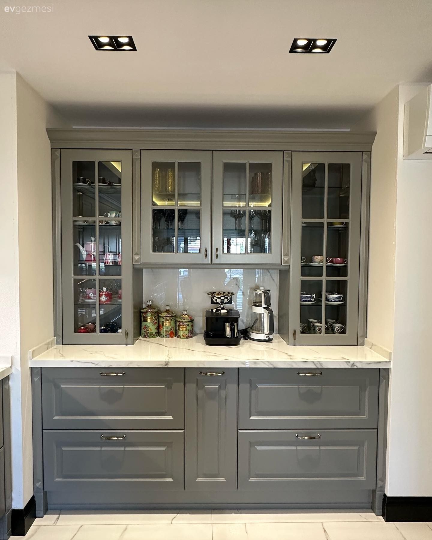 Kahve köşesi, Beyaz, Gri, Porselen tezgah, Shaker kapaklı dolaplar, Mutfak, Mutfak aksesuarları