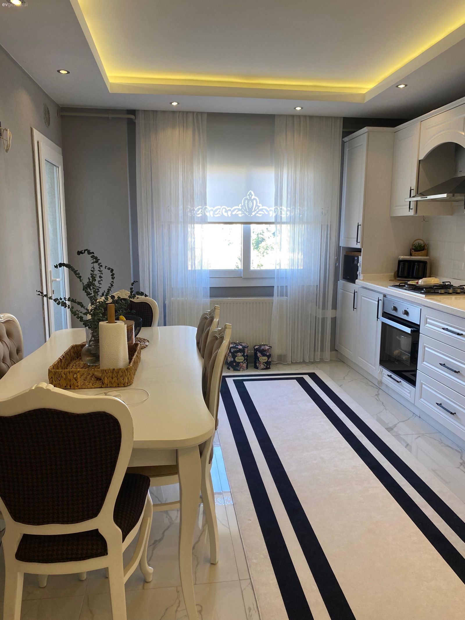 Mutfak, Beyaz, Country, Country mutfak, Beyaz mutfak, Shaker kapaklı dolaplar, Tek duvar mutfak, Mutfak tezgahı, Mutfak tezgah arası, Ankastre, Davlumbaz, Mutfak halısı, Mutfak perdesi, Stor perde, Sandalye, Mutfak masası, Siyah, Led aydınlatma, Aydınlatma, Spot aydınlatma