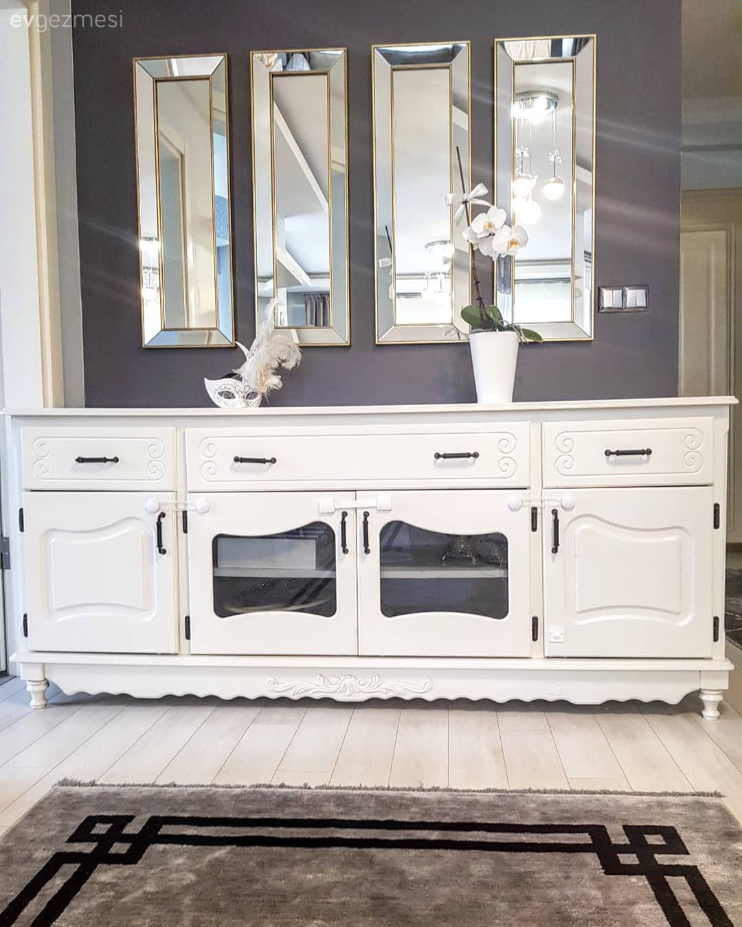 Konsol, Konsol üzeri dekoratif objeleri, Ayna, Beyaz, Gri, Gri duvar