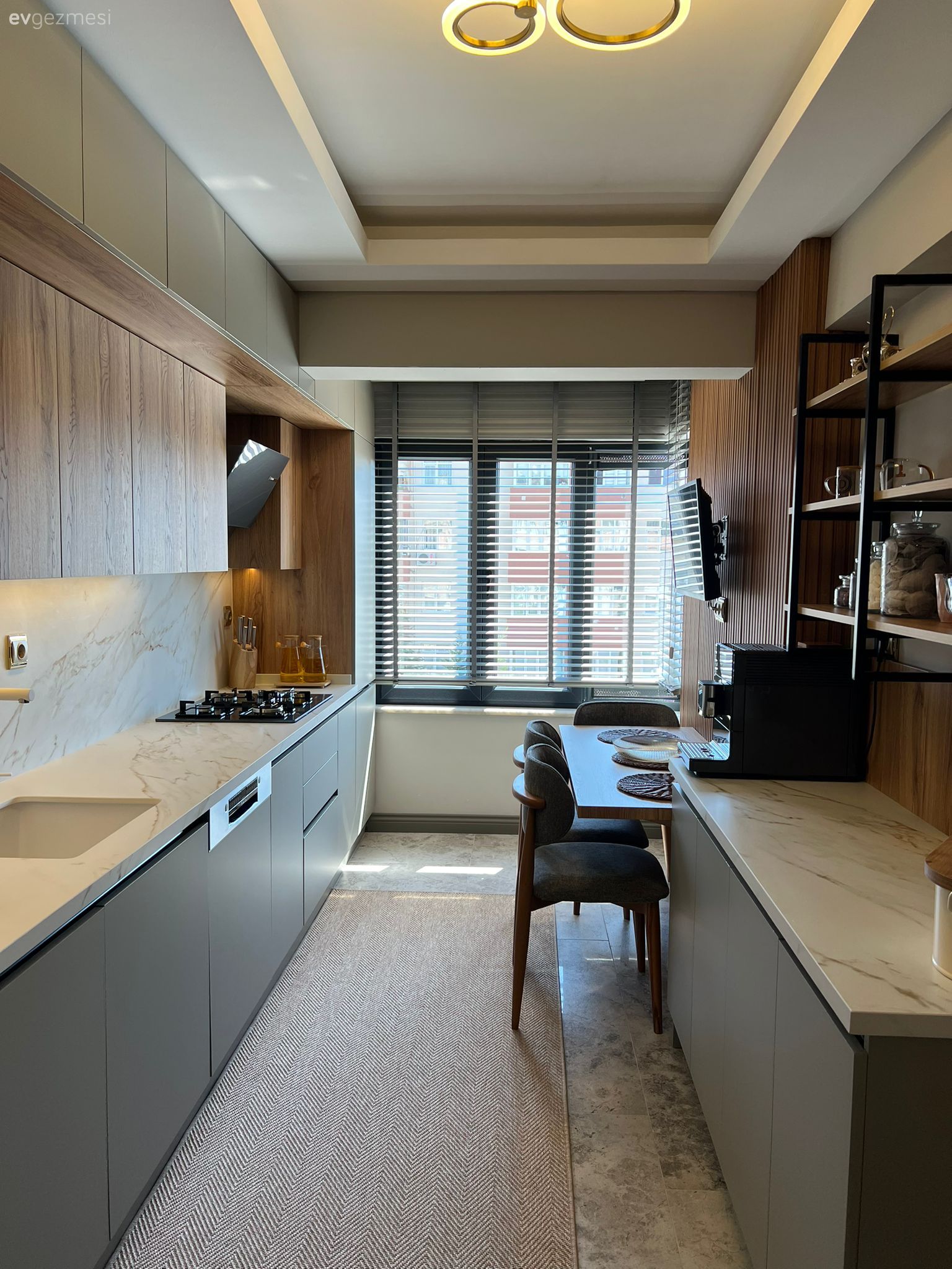 Koridor Tipi Bu Mutfakta İki Duvar da İlgi Çekici Tasarımlarla Dolu!