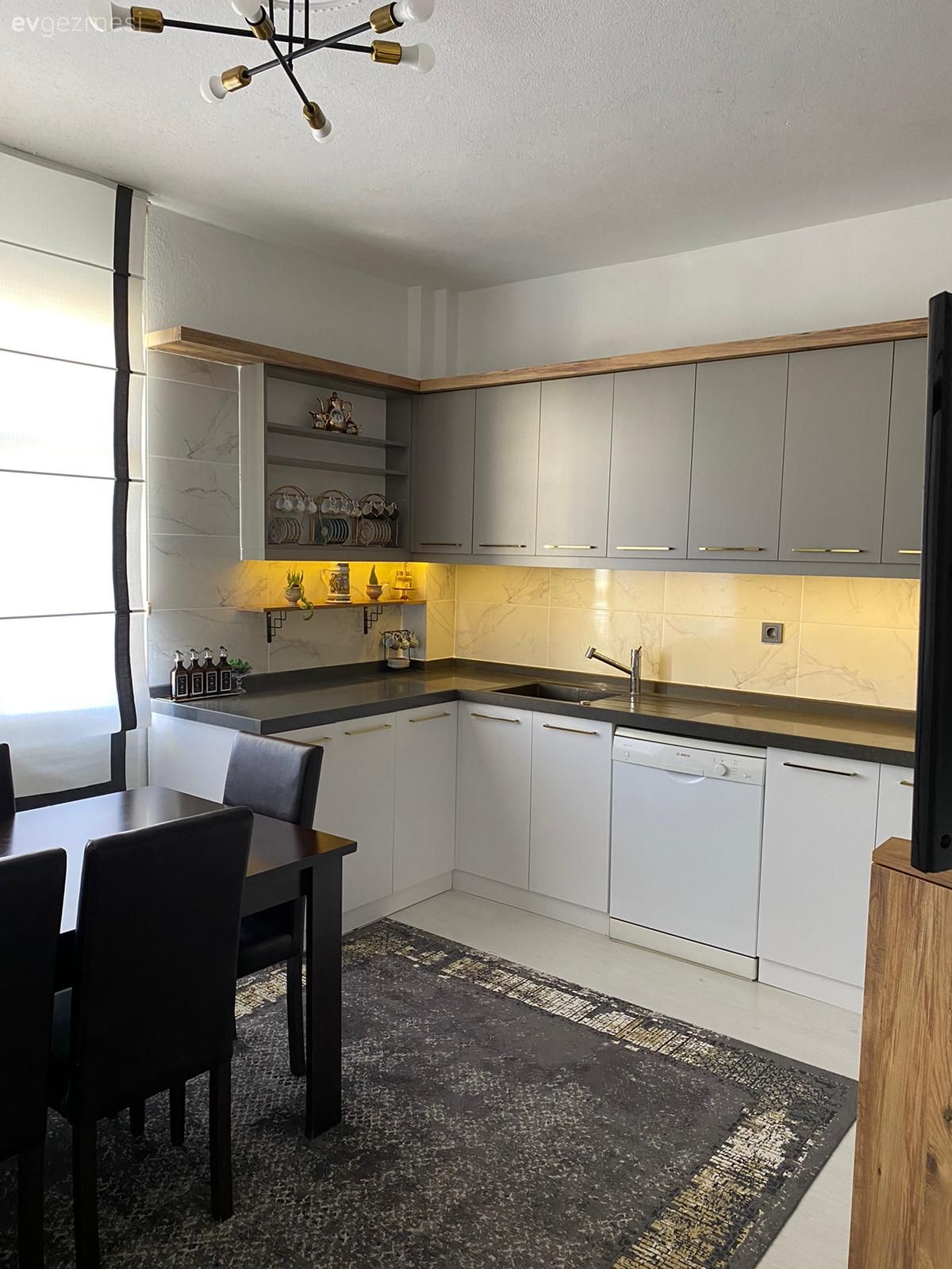 Mutfak, Modern, Beyaz, Siyah, Gri, Mutfak tezgahı, Mutfak tezgah arası, Kulpsuz mutfak dolabı, Halı, Avize, Aydınlatma, Ahşap Mobilya, Mutfak halısı, Mutfak aksesuarları, Mutfak perdesi