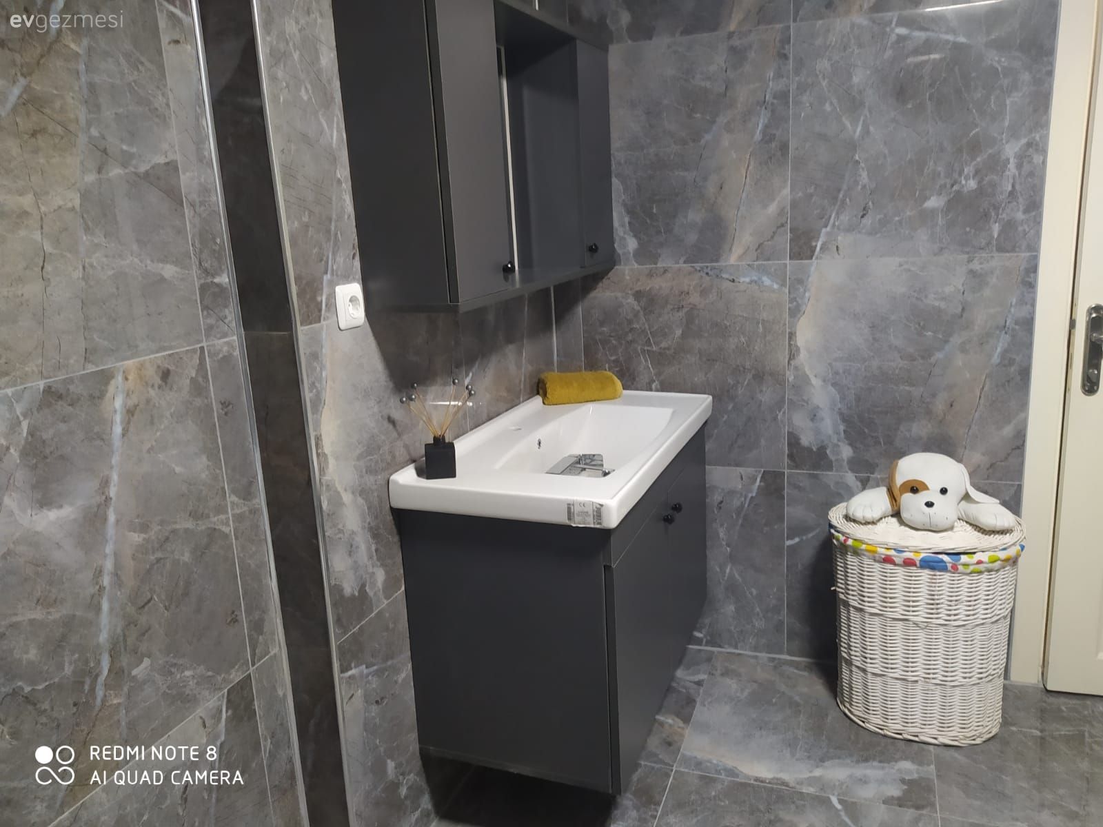 Banyo, Banyo seramikleri, Banyo dolabı, Gri, Beyaz, Banyo aynası