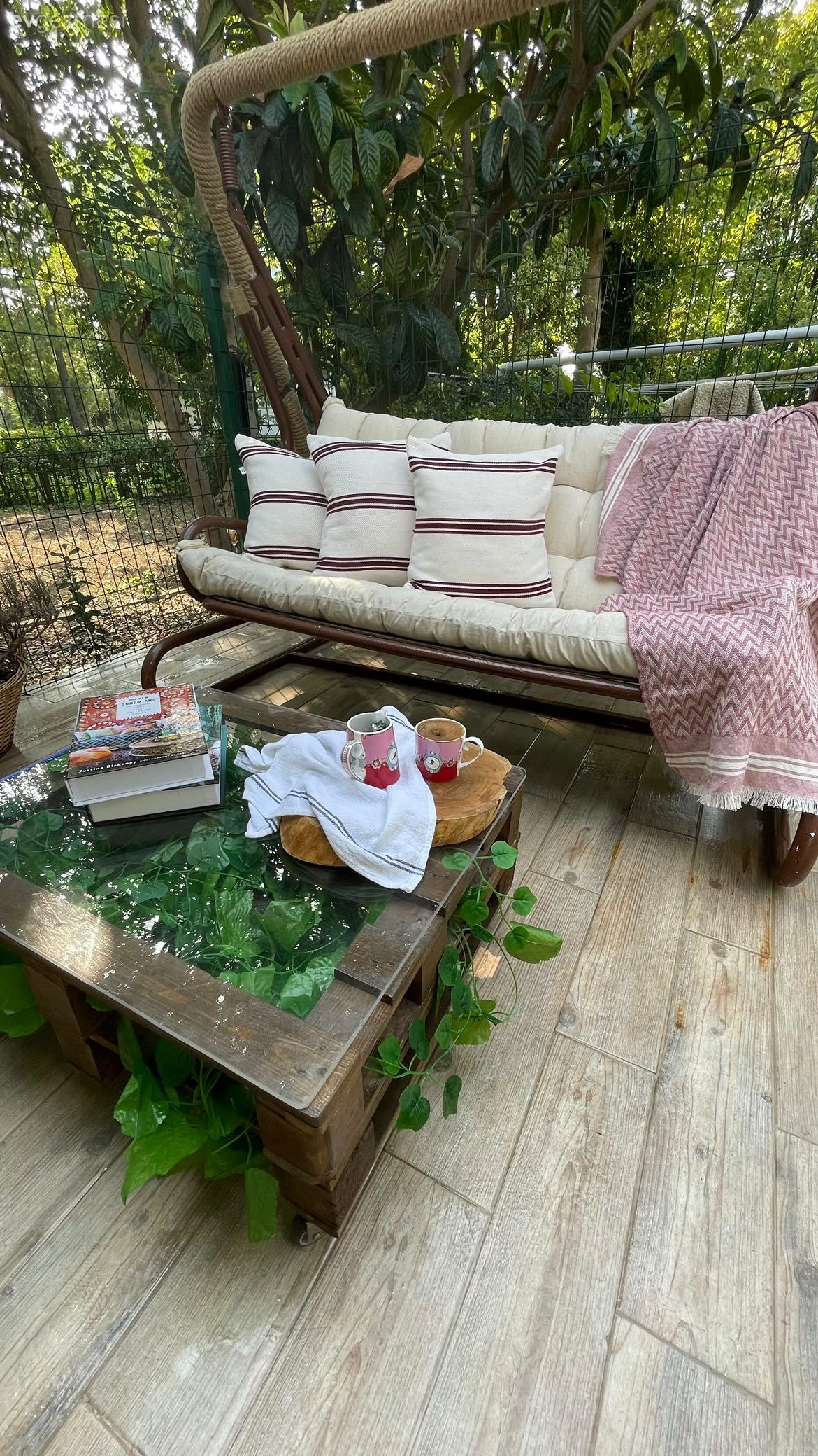 İki Katlı Bu Bahçeli Evde Ahşap ve Bitkilere Doyum Olmuyor!