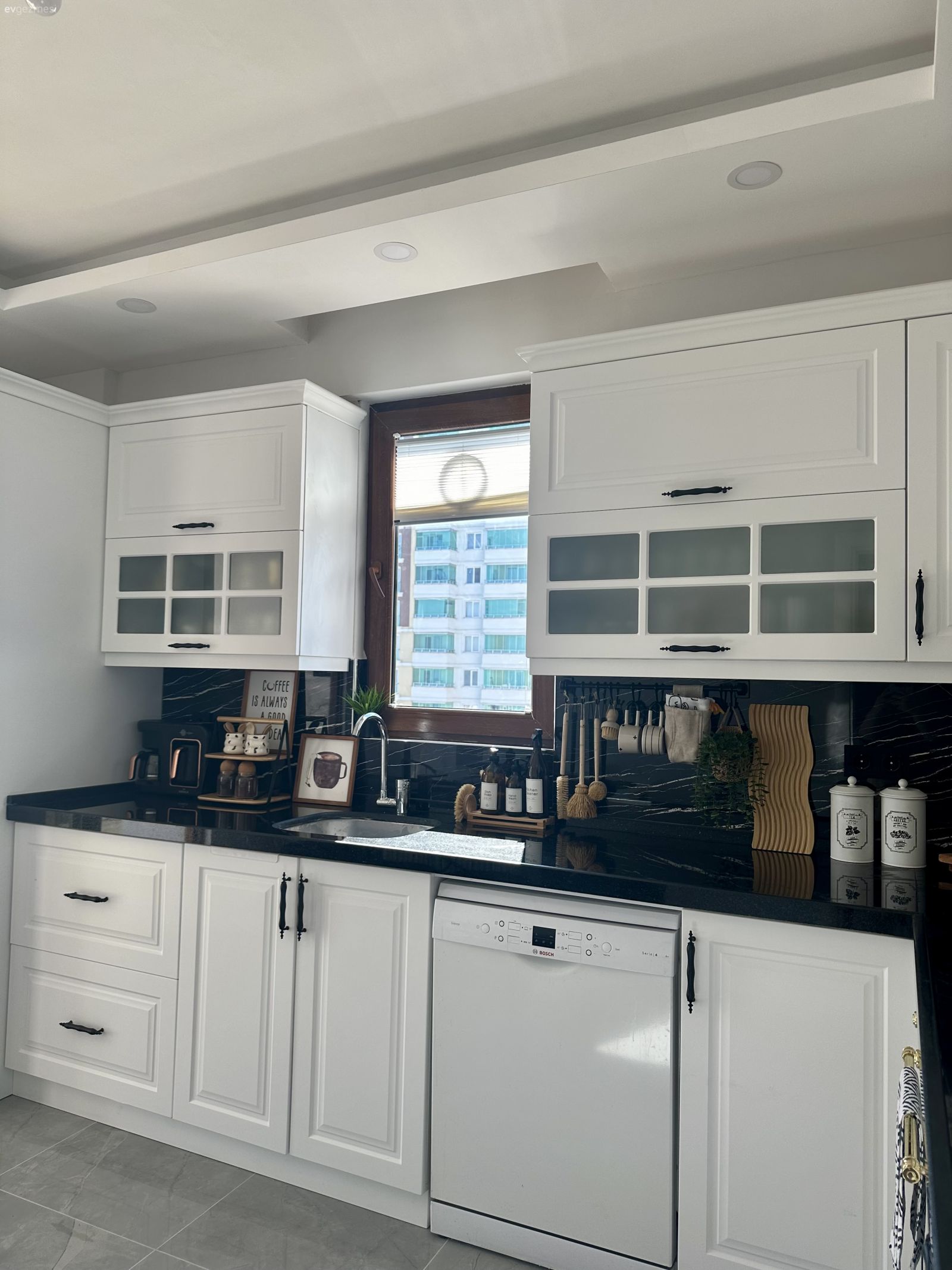 Bu Samsun Evinde Siyah Tezgah ile Mutfağa Kontrast Etki Katılmış!