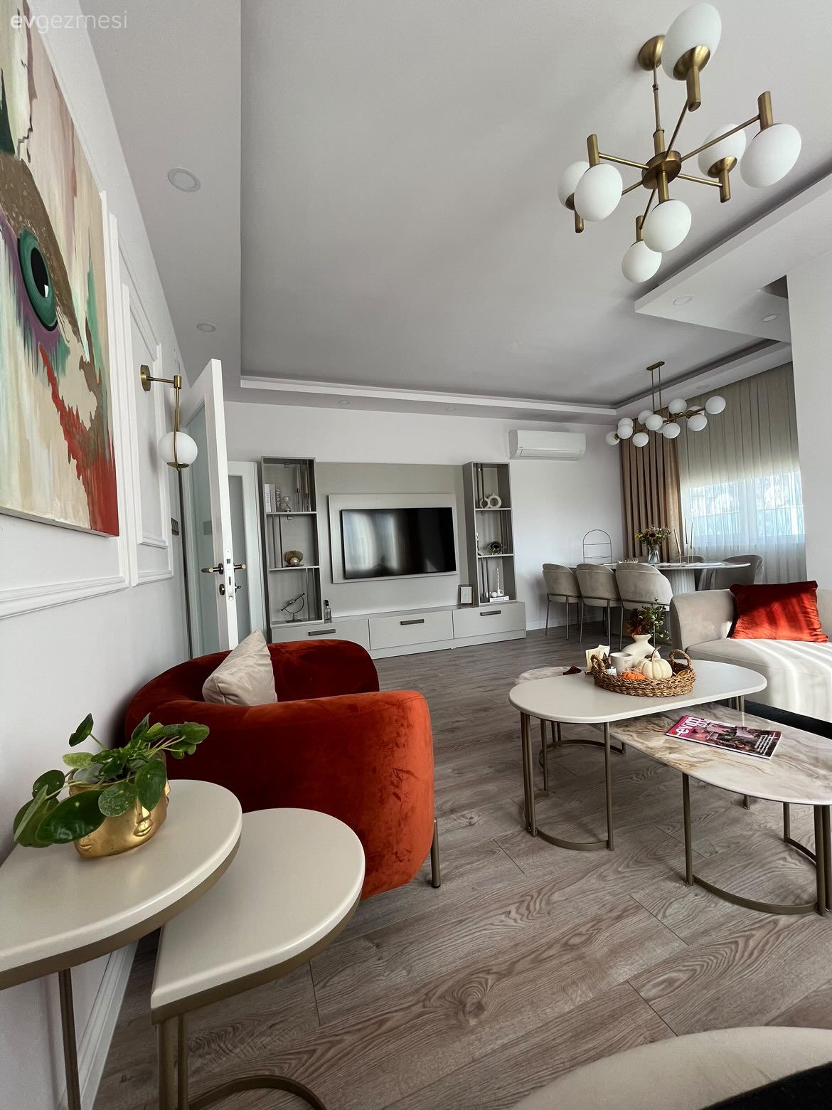 Salon, Modern, Beyaz, Bej, Turuncu, Altın, Koltuk takımı, Berjer, Krem, Fon perde, Perde, Tül perde, Orta sehpa, Sehpa, Tablo, Duvar dekorasyonu, Avize, Aydınlatma, Salon avizesi, Parke, Duvar çıtalama, Ev bitkisi, Tv ünitesi, Tv ünitesi aksesuarları, Ev Aksesuar, Sandalye, Yemek masası, Yan sehpa