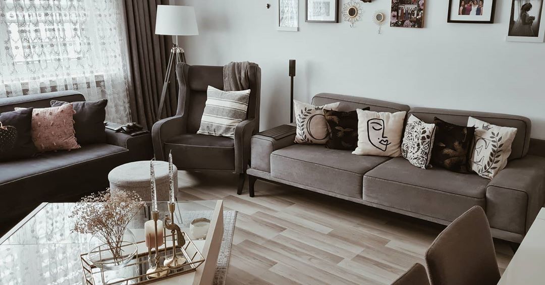 Salon, Modern, Gri, Koltuk takımı, Kırlent, Ev tekstili, Galeri duvarı, Duvar dekorasyonu, Lambader, Aydınlatma, Tül perde, Perde