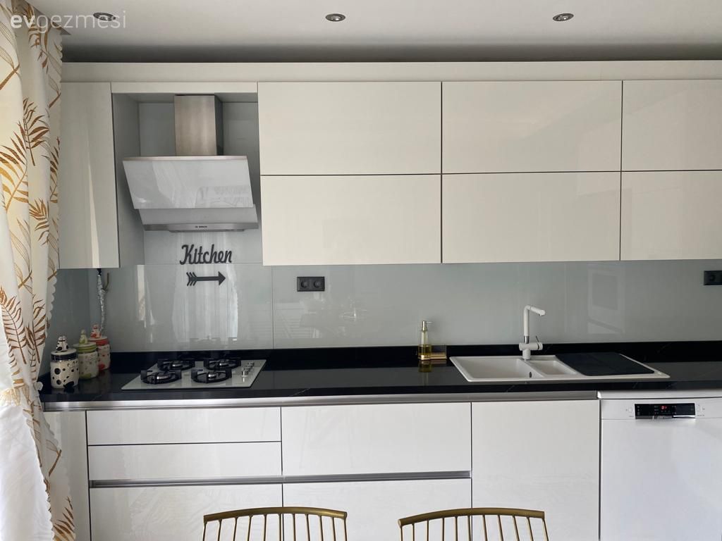 Mutfak, Beyaz, Siyah, Mutfak tezgahı, Mutfak tezgah arası, Siyah tezgah, Davlumbaz, Sandalye, Kulpsuz mutfak dolabı