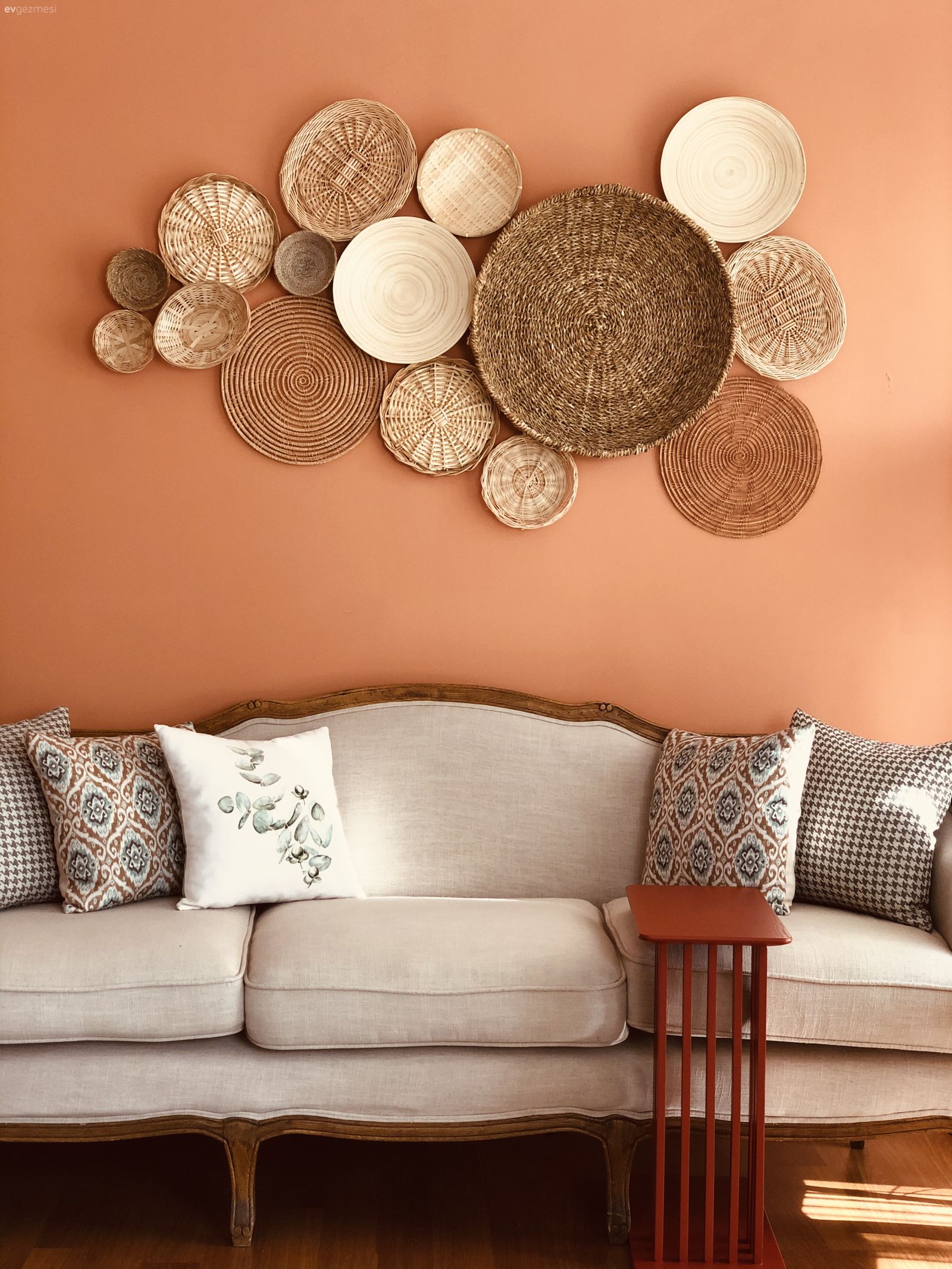 Turuncu duvar rengi, Hasır, Koltuk takımı, Bej, Kırlent, Ev tekstili, Parke, Duvar dekorasyonu