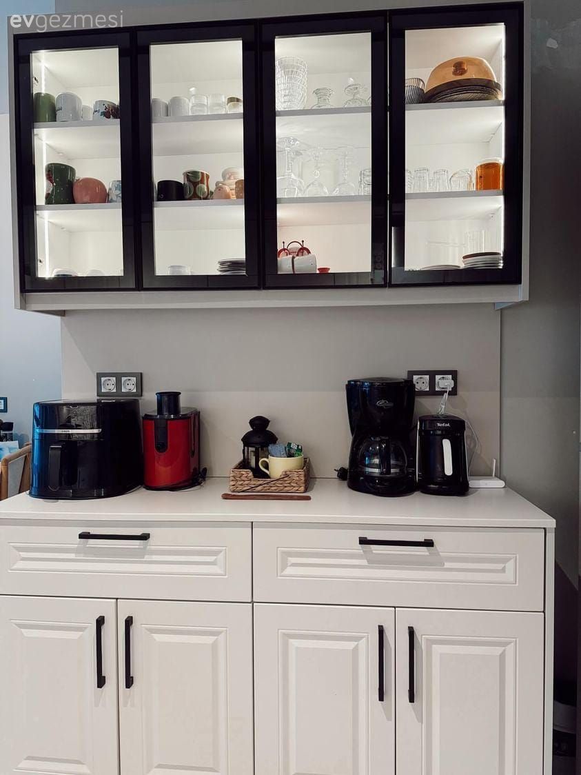 Beyaz ve Siyahın Ayrılamadığı Bu Mutfakta Her Şey Tam Kararında!