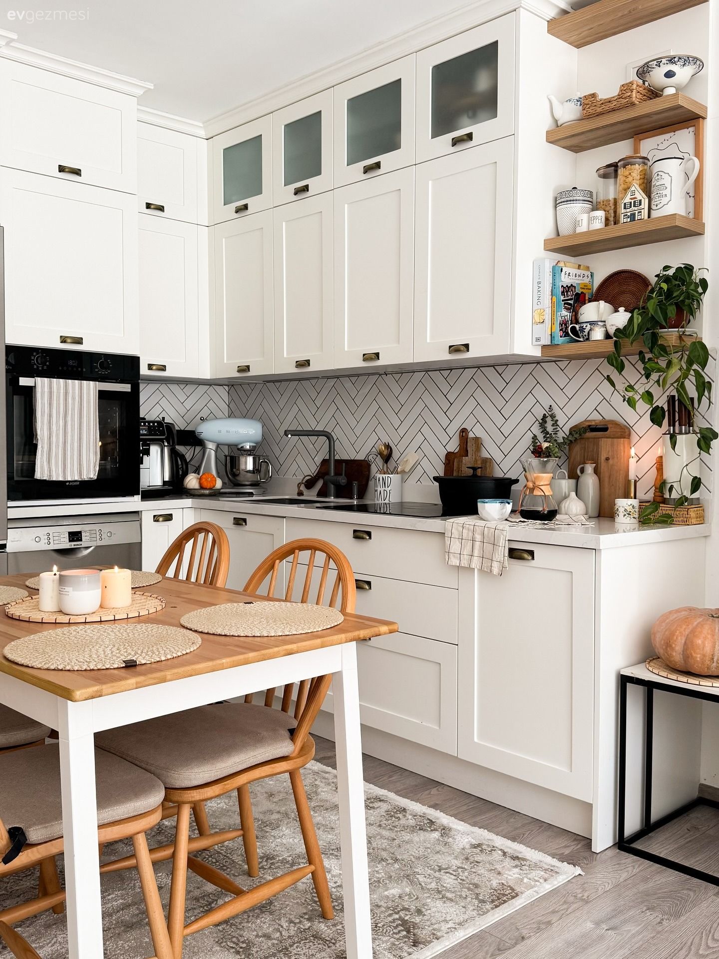 Kademeli Dolaplarla Alan Kazanan Bir Bodrum Mutfağı