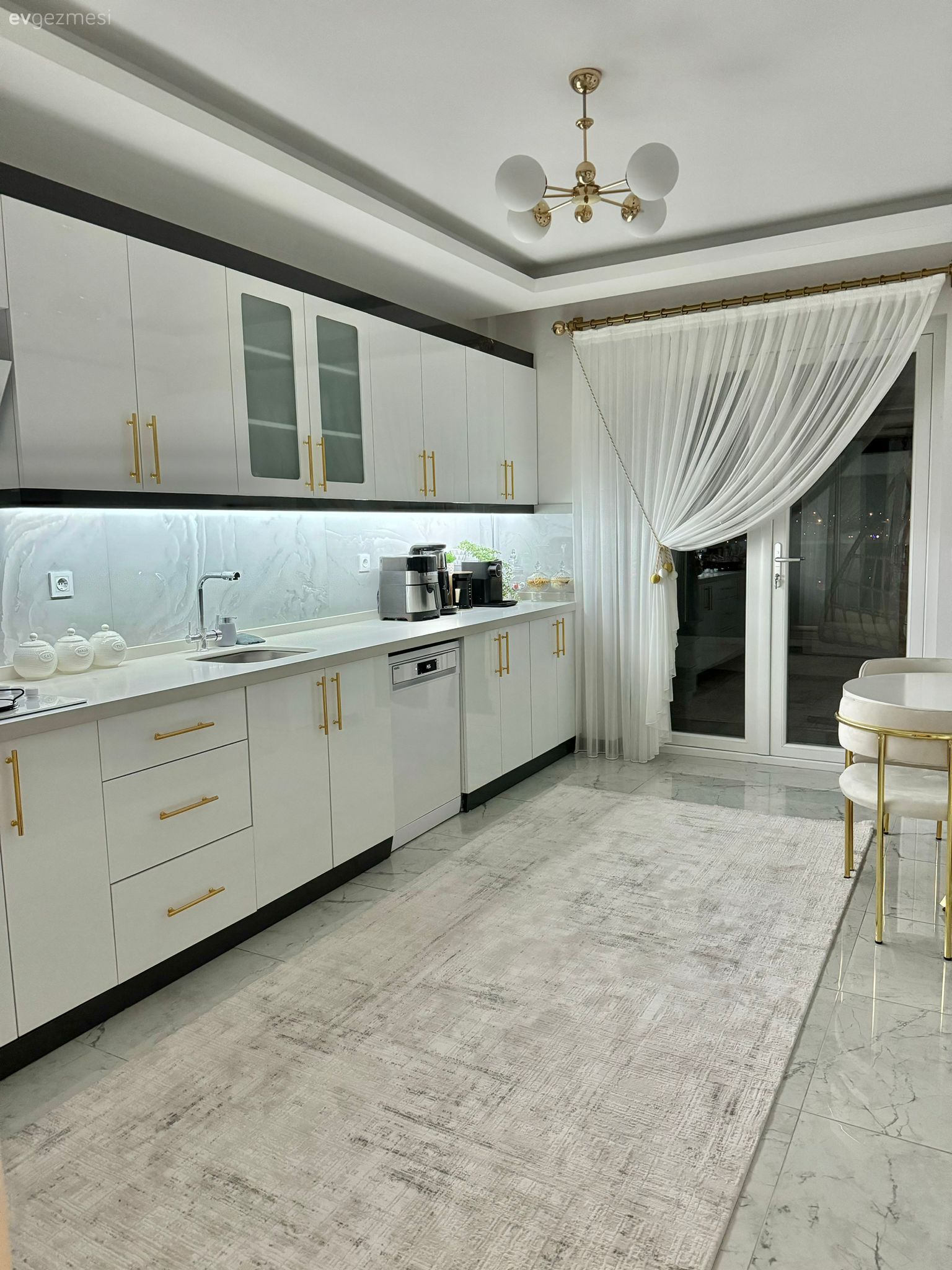 Mutfak, Beyaz mutfak, Beyaz, Altın, Mutfak tezgahı, Mutfak tezgah arası, Mutfak aksesuarları, Mutfak perdesi, Mutfak halısı, Mutfak Avize Modelleri, Sandalye, Mutfak masası