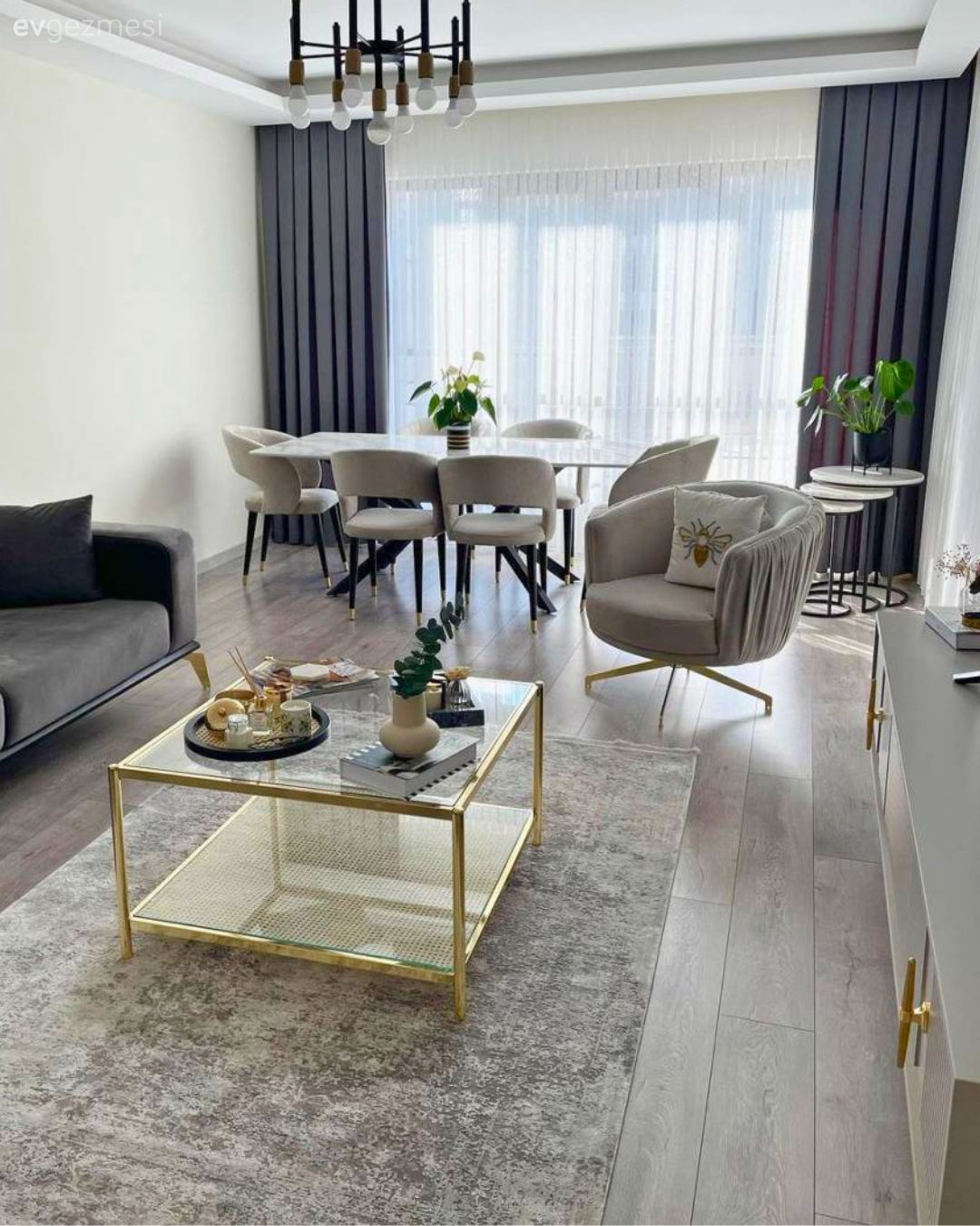 Bu Bursa Evi Cam ve Altın Yansımalarını Az ve Öz Şekilde Kullanmış