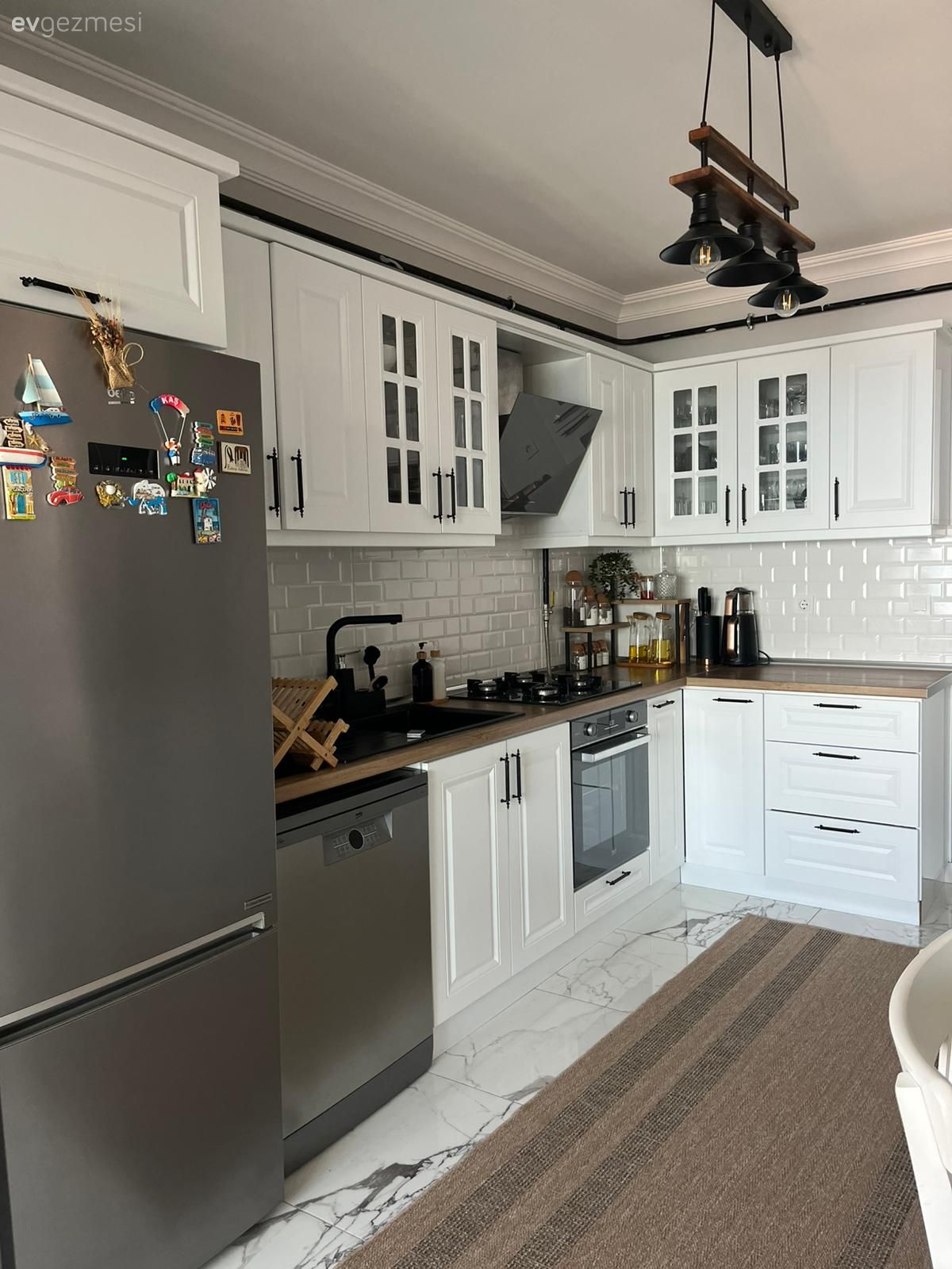 Mutfak, Beyaz, Mutfak tezgahı, Country, Tezgah arası seramik, Mutfak tezgah arası, Metro seramik, Seramik, Shaker kapaklı dolaplar, Mutfak halısı, Mutfak aksesuarları, Mutfak bataryası, Mutfak Avize Modelleri, Eviye 