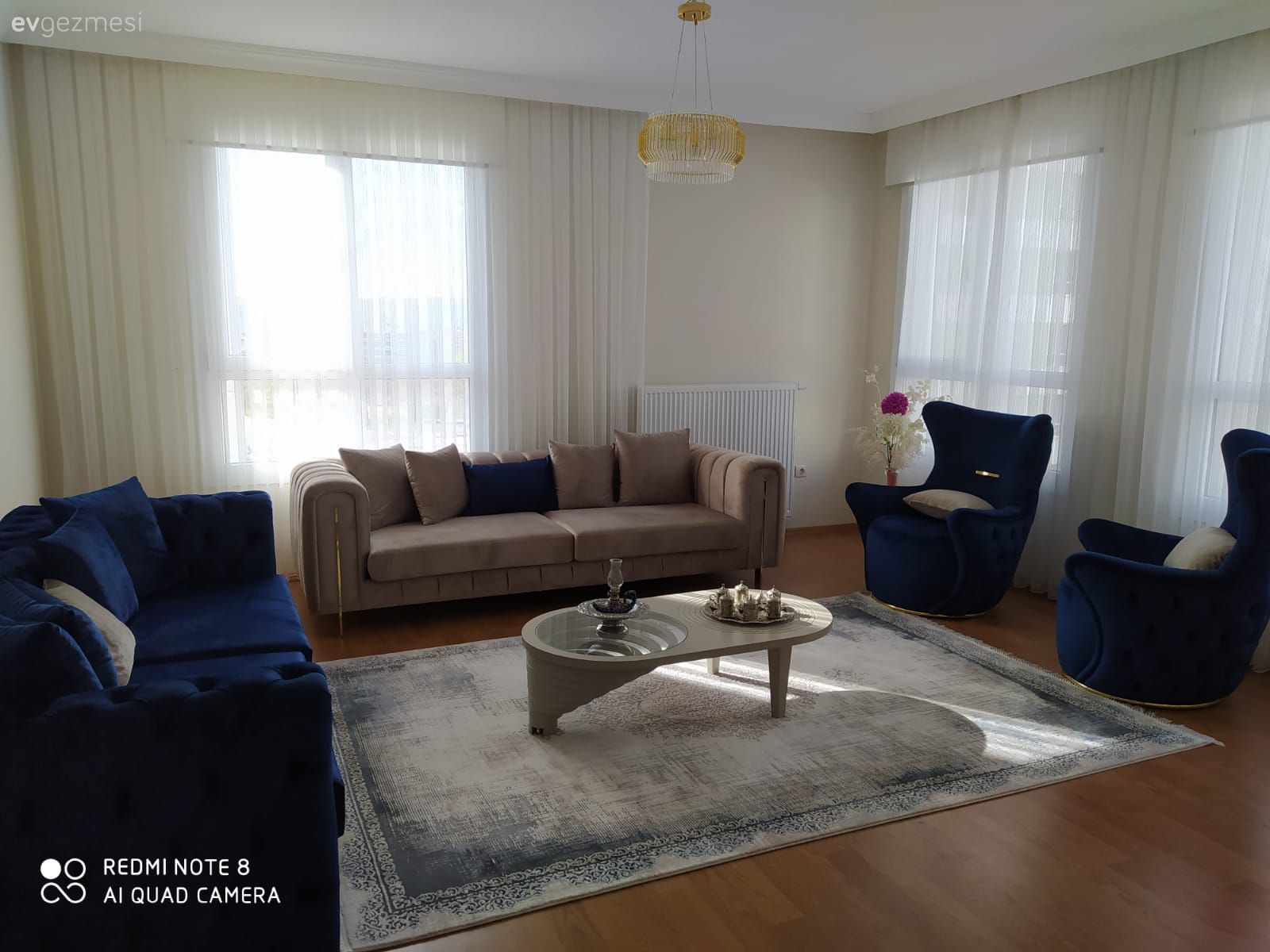 Salon, Parlament mavisi, Vizon, Bej, Koltuk takımı, Berjer, Halı, Salon halısı, Orta sehpa, Sehpa, Sehpa üstü aksesuarı, Ev Aksesuar, Avize, Aydınlatma, Salon avizesi, Kırlent, Ev tekstili