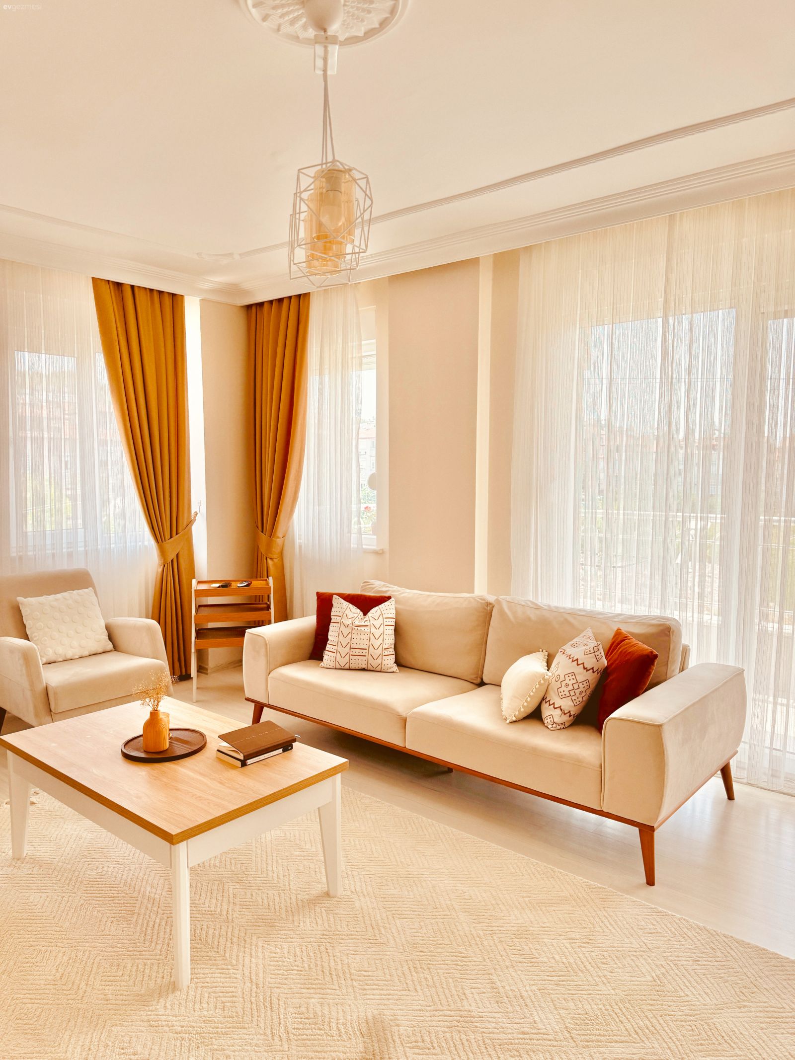 Salon, Bohem Dekorasyon, Krem, Bej, Hardal, Beyaz, Koltuk takımı, Berjer, Fon perde, Perde, Tül perde, Orta sehpa, Sehpa, Halı, Salon halısı, Duvar dekorasyonu, Dekoratif Objeler, Kırlent, Ev tekstili, Vazo, Ev Aksesuar