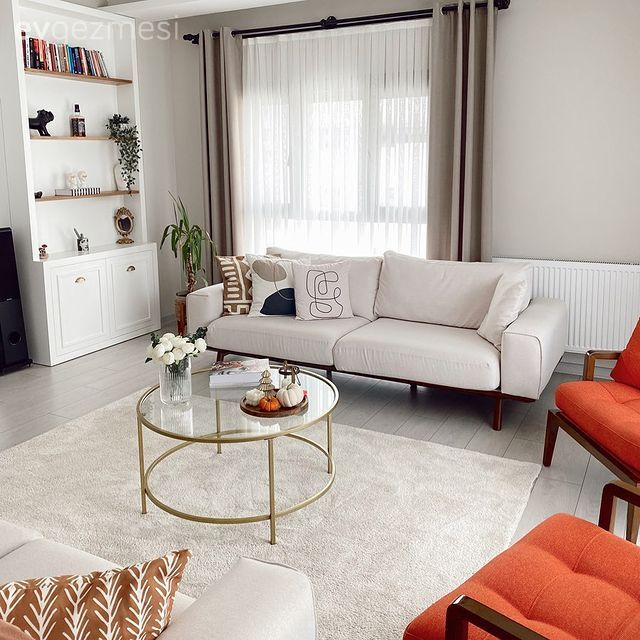 Salon, Modern, Beyaz, Turuncu, Koltuk takımı, Berjer, Kitaplık, Orta sehpa, Sehpa, Cam orta sehpa, Halı, Salon halısı, Fon perde, Perde, Tül perde, Dekoratif Objeler, Kırlent, Ev tekstili, Krem, Bej