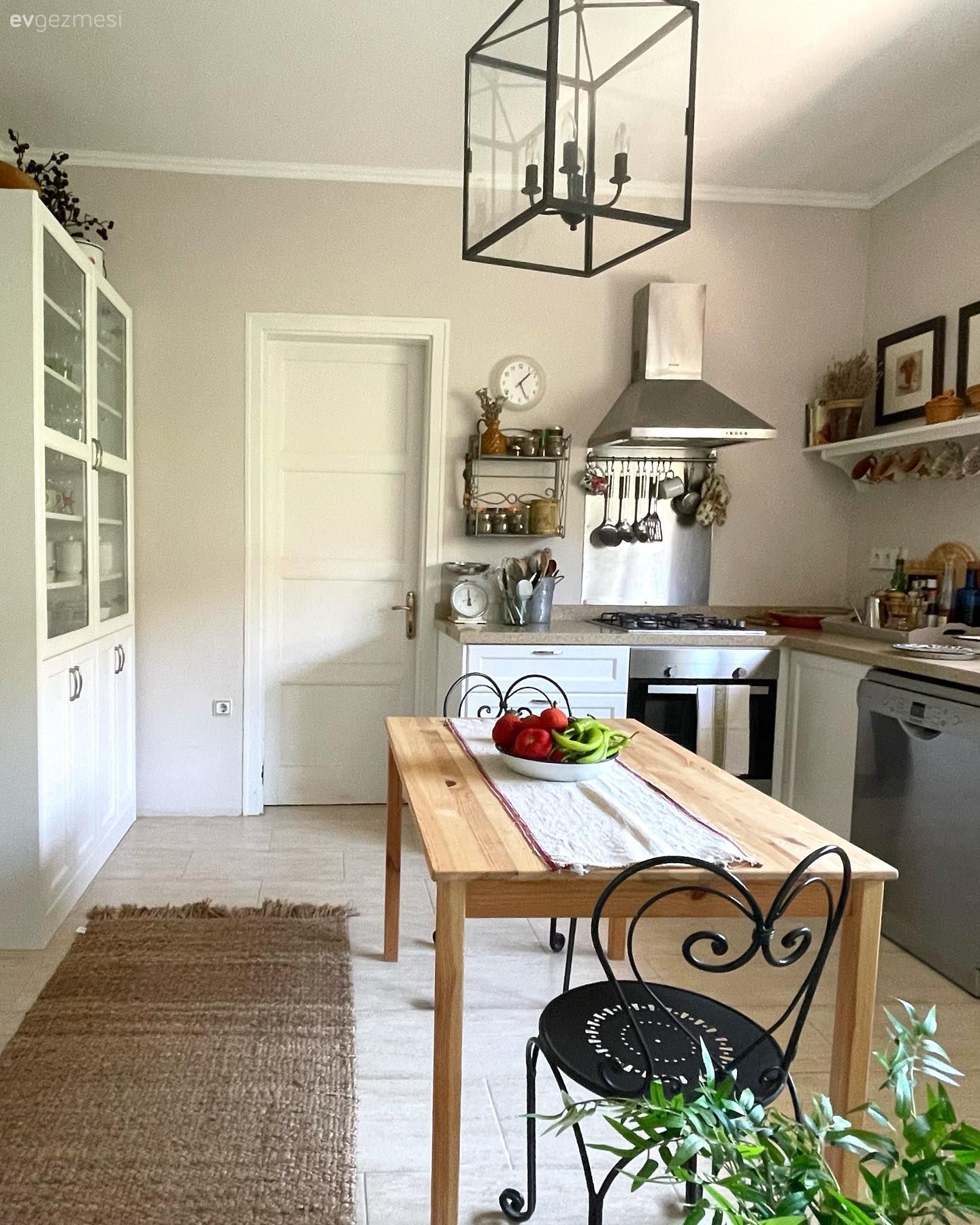 Ev Gezmesi: Beyaz ve Ahşaba Aşık Bir Yazlık Mutfağı!