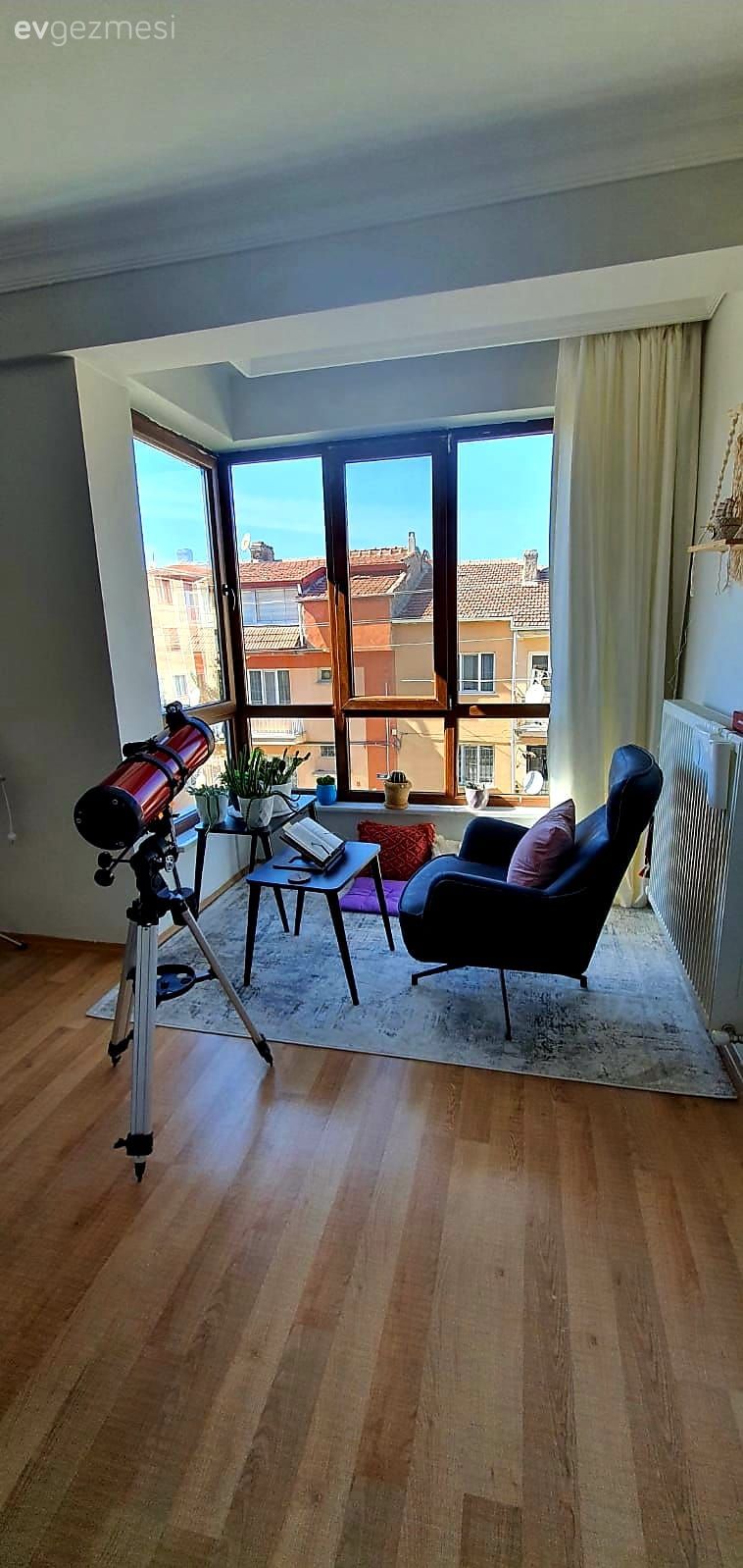 Berjer, Yan sehpa, Sehpa, Halı, Parke, Kırlent, Ev tekstili