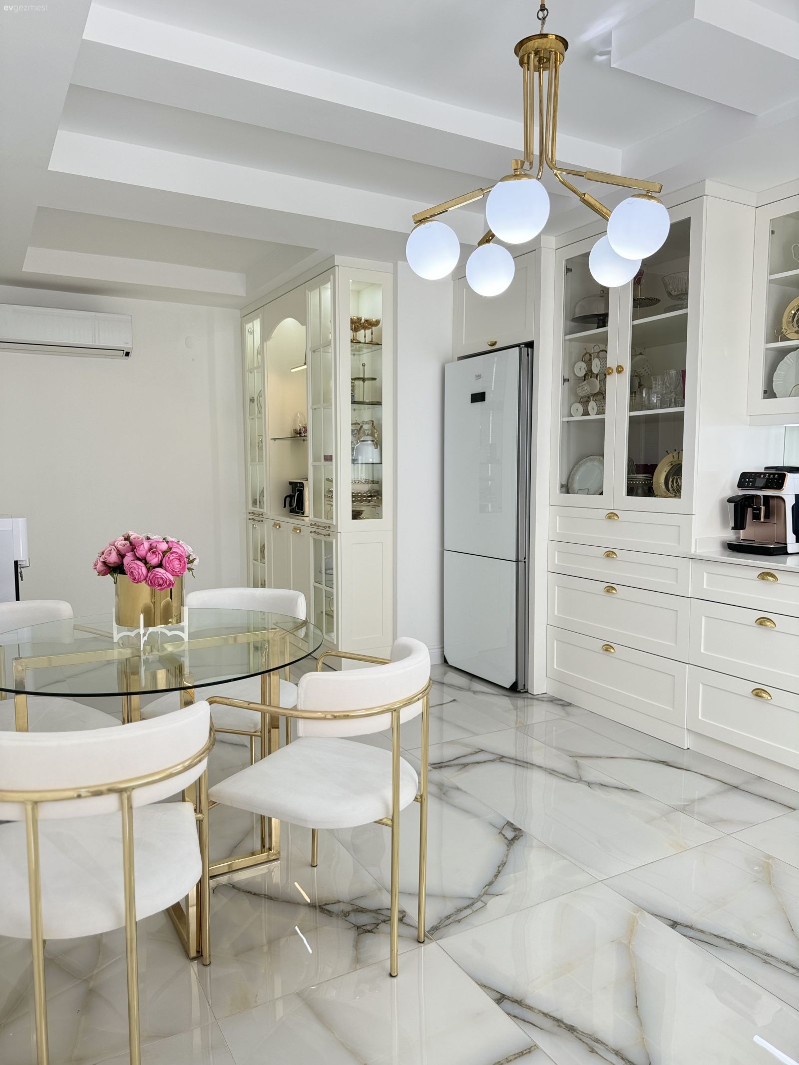 Tezgah Arasına Ayna Eklenen Bu Mutfağın Işıltı Dozu Arttırılmış!