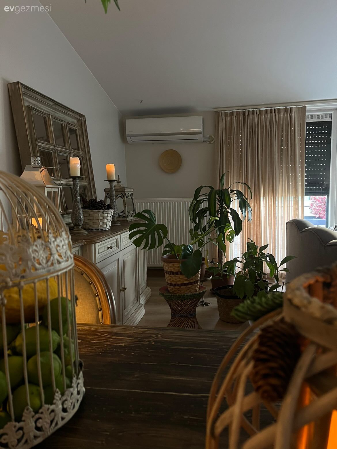 Bu Apartman Dubleksinde Masif Ahşaplar Ön Planda!