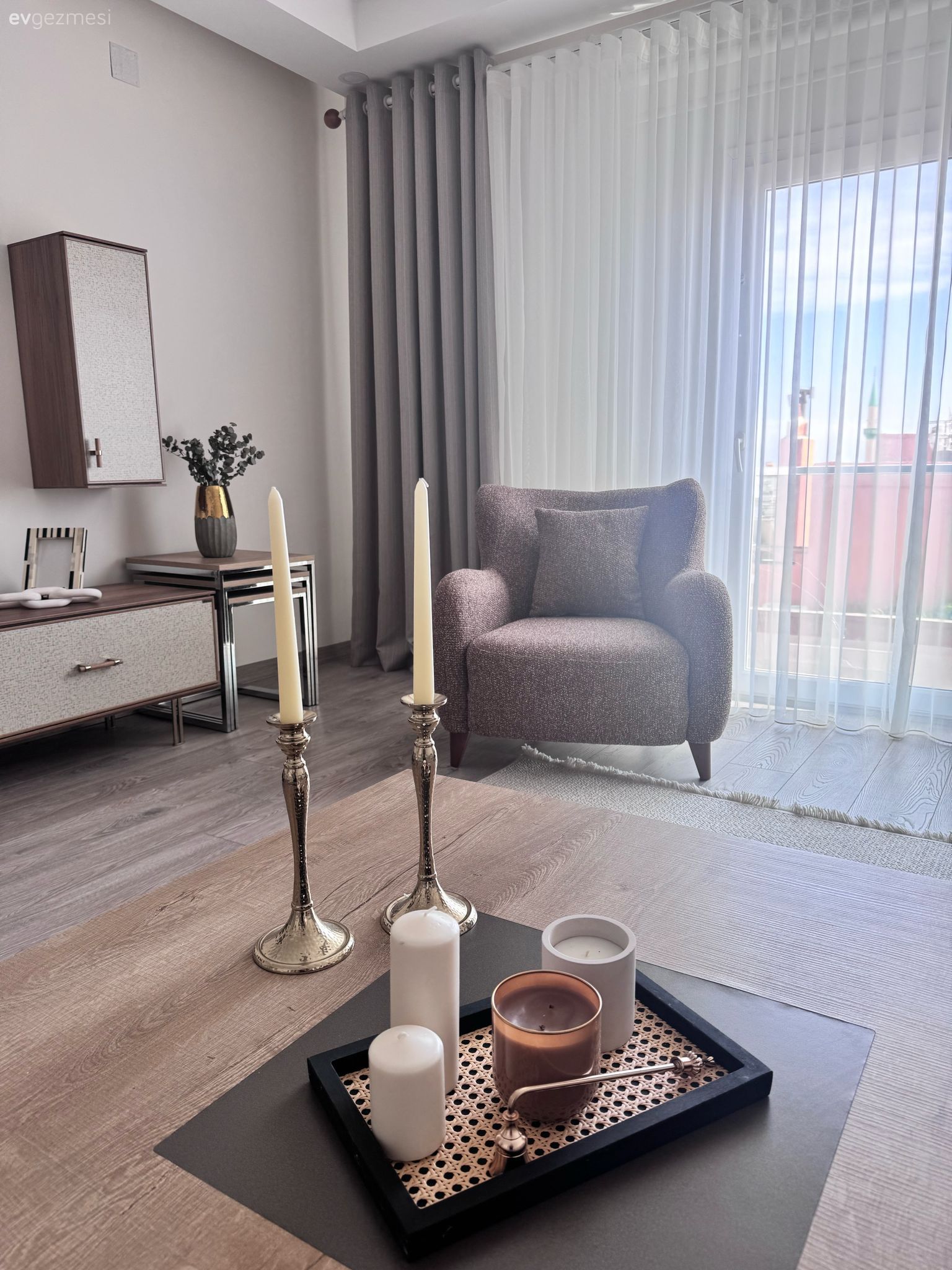 Salon, Modern, Bej, Vizon, Beyaz, Berjer, Fon perde, Perde, Tül perde, Orta sehpa, Sehpa, Tv ünitesi, Dekoratif Objeler, Parke