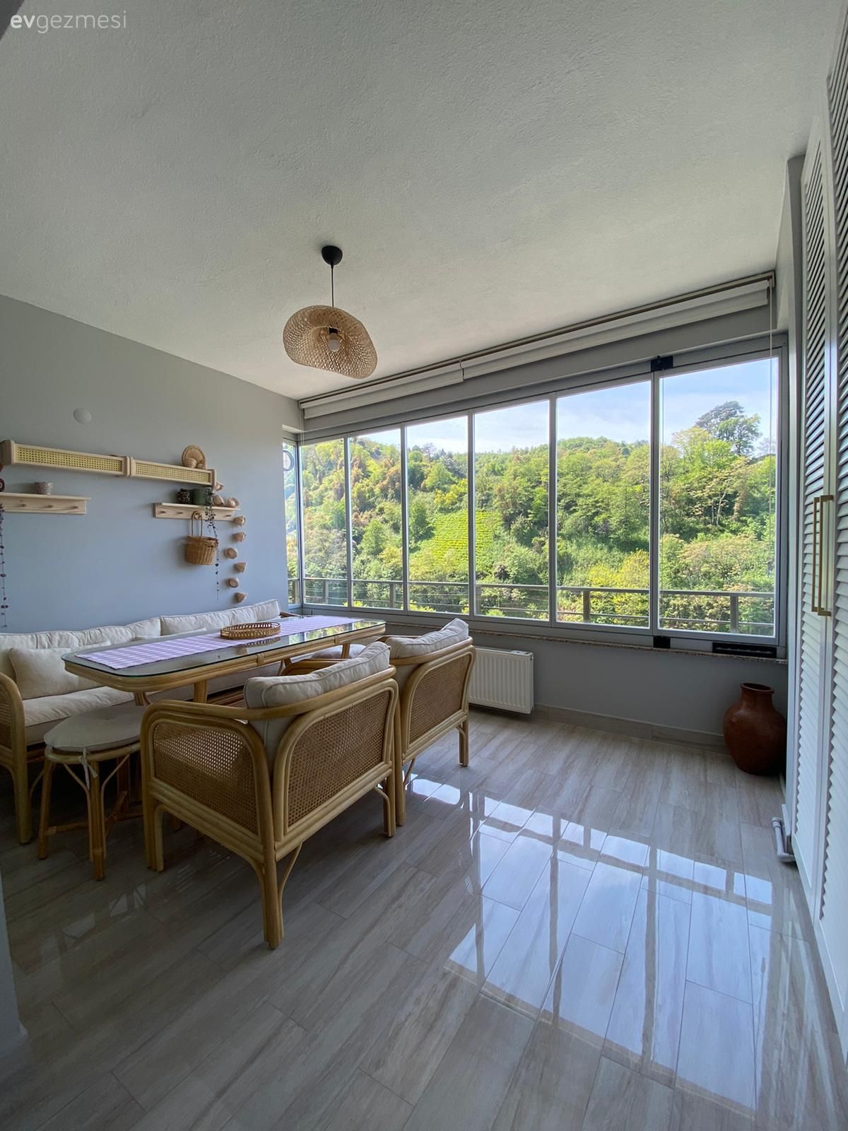 Balkon, Bohem Dekorasyon, Beyaz, Ahşap Mobilya, Hasır, Balkon oturma grubu, Balkon masası, Balkon duvar dekorasyonu, Balkon avizesi, Zemin seramikleri, Krem, Bej