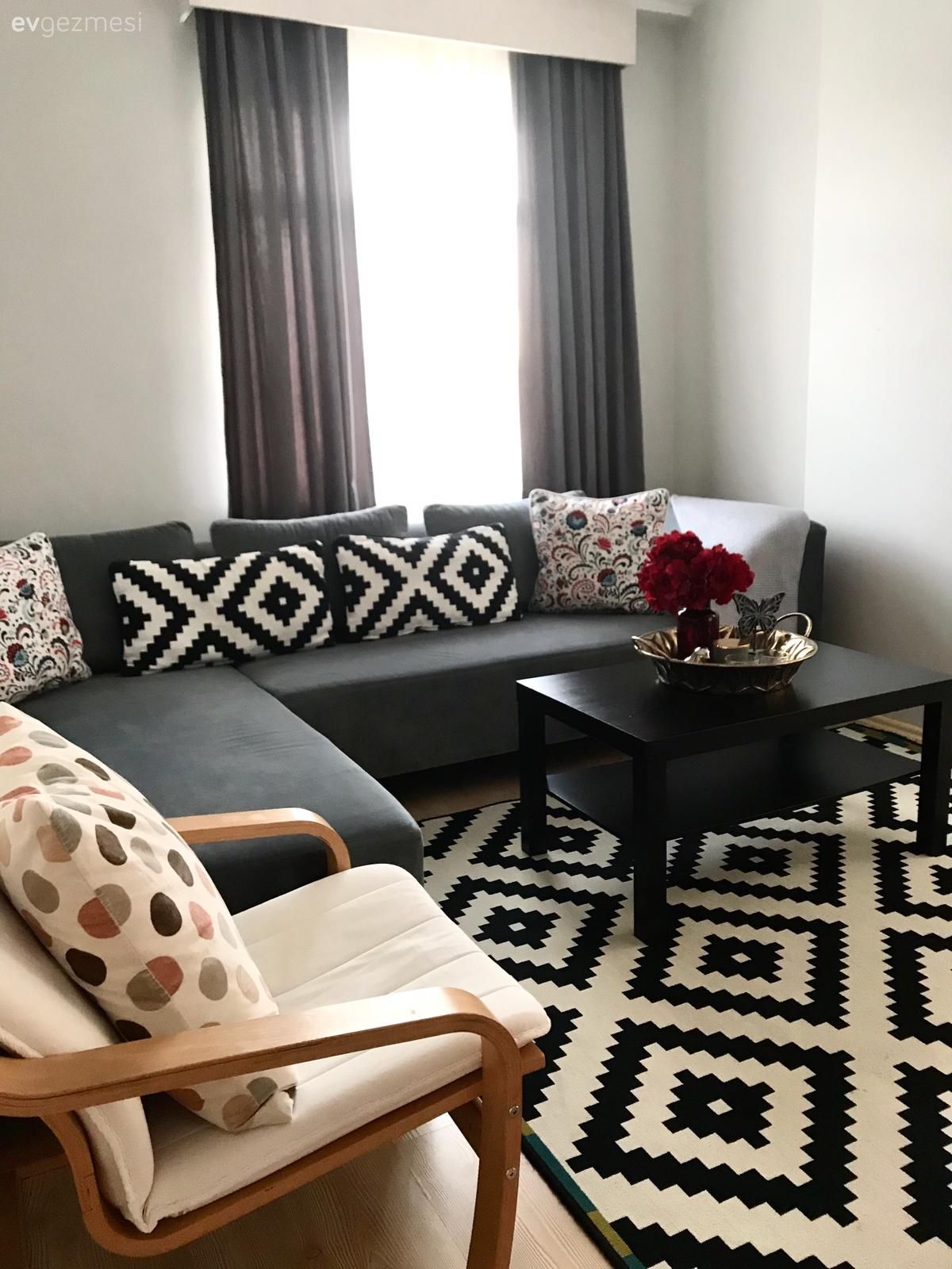 Oturma Odası, Beyaz, Siyah, Gri, Geometrik desen, Desenler, Köşe koltuk, Koltuk takımı, Berjer, Kırlent, Ev tekstili, Orta sehpa, Sehpa, Fon perde, Perde, Tül perde