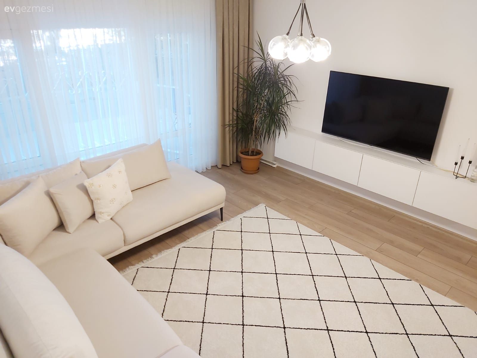 Salon, Beyaz, Krem, Bej, Pudra pembe, Modern, Köşe koltuk, Koltuk takımı, Kırlent, Ev tekstili, Halı, Fon perde, Perde, Salon avizesi, Laminant parke, Parke, Tül perde, Tv ünitesi, Tv ünitesi aksesuarları, Ev Aksesuar, Ev bitkisi, Saksı