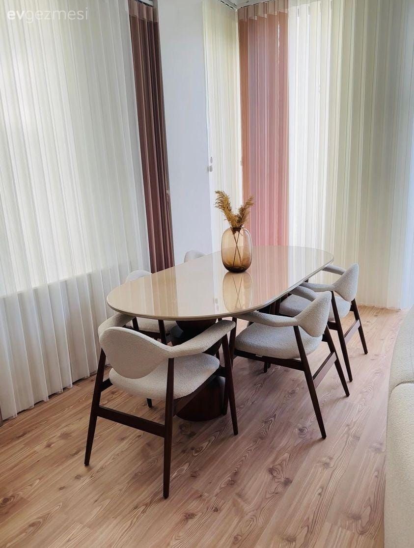 Yemek Odası, Bej, Bordo, Gri, Siyah, Fon perde, Perde, Tül perde, Parke, Yemek masası, Sandalye