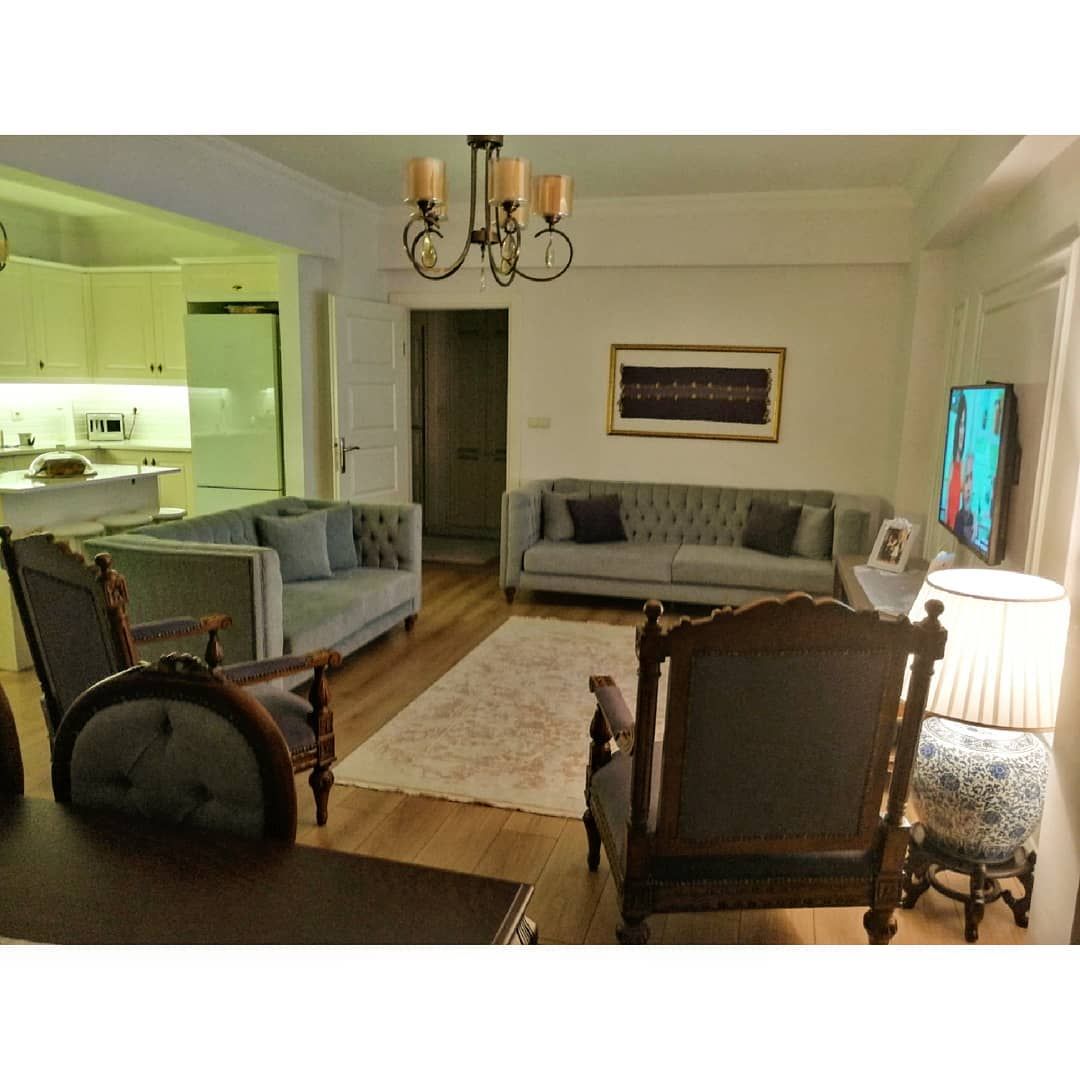 Salon, Klasik, Gri, Mor, Kahverengi, Oymalı berjer, Koltuk takımı, Duvar çıtalama, Avize, Aydınlatma, Salon avizesi, Halı, Salon halısı, Tablo, Duvar dekorasyonu, Tv ünitesi, Abajur