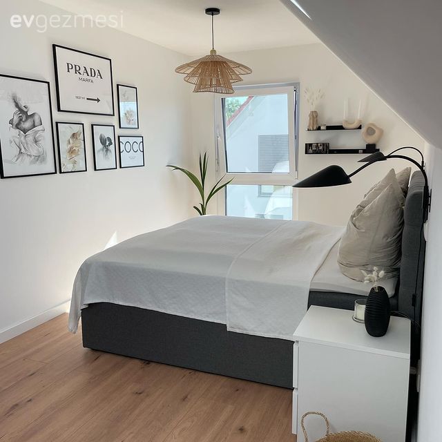 Yatak Odası, Modern, Beyaz, Siyah, Çerçeve, Yatak odası duvar dekorasyonu, Parke, Komodin, Yatak odası avizesi, Ev bitkisi, Duvar rafı, Duvar dekorasyonu