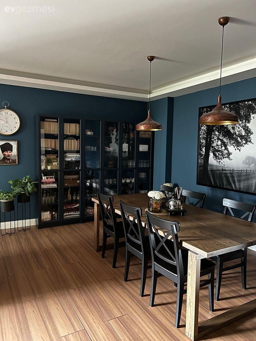 Yemek Odası, Siyah, Kahverengi, Mavi duvar, Sandalye, Yemek masası, Ahşap Mobilya, Kitaplık, Sarkıt, Aydınlatma, Tablo, Duvar dekorasyonu, Saksı, Duvar saati