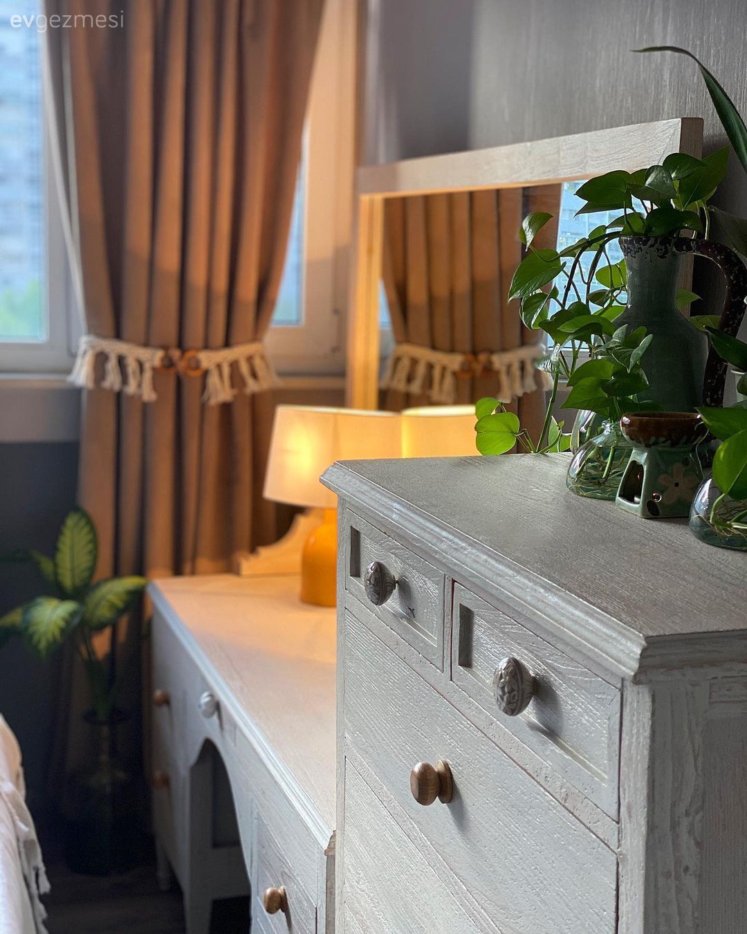 Şifonyer, Yatak Odası, Beyaz, Makyaj masası, Makyaj aynası, Ev bitkisi, Fon perde, Perde