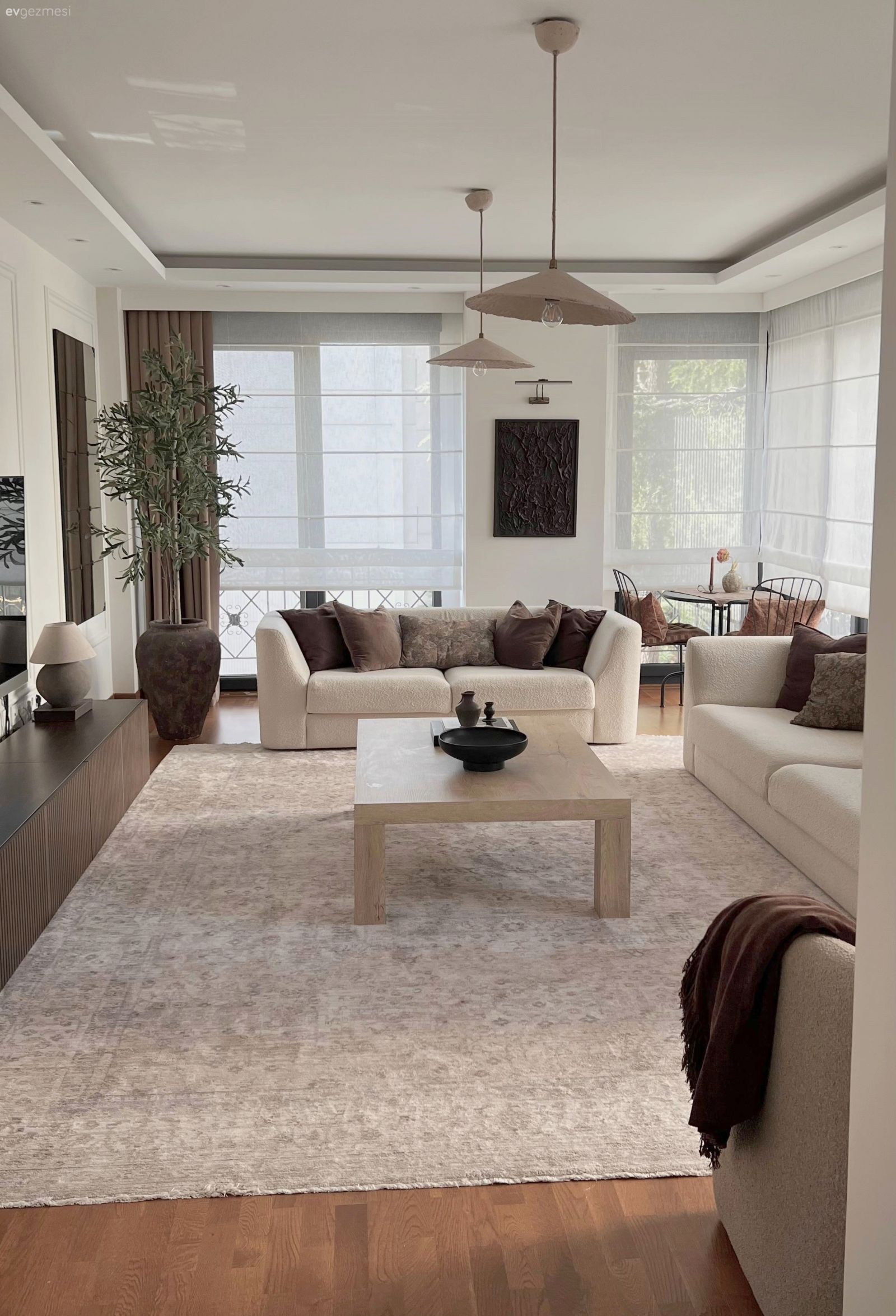Salon, Modern, İskandinav, Kahverengi, Krem, Koltuk takımı, Halı, Salon halısı, Kırlent, Ev tekstili, Fon perde, Perde, Katlamalı perde, Ev bitkisi, Saksı, Vazo, Ev Aksesuar, Sandalye, Yemek masası, Avize, Aydınlatma, Parke, Tv ünitesi, Tv ünitesi aksesuarları, Dekoratif Objeler