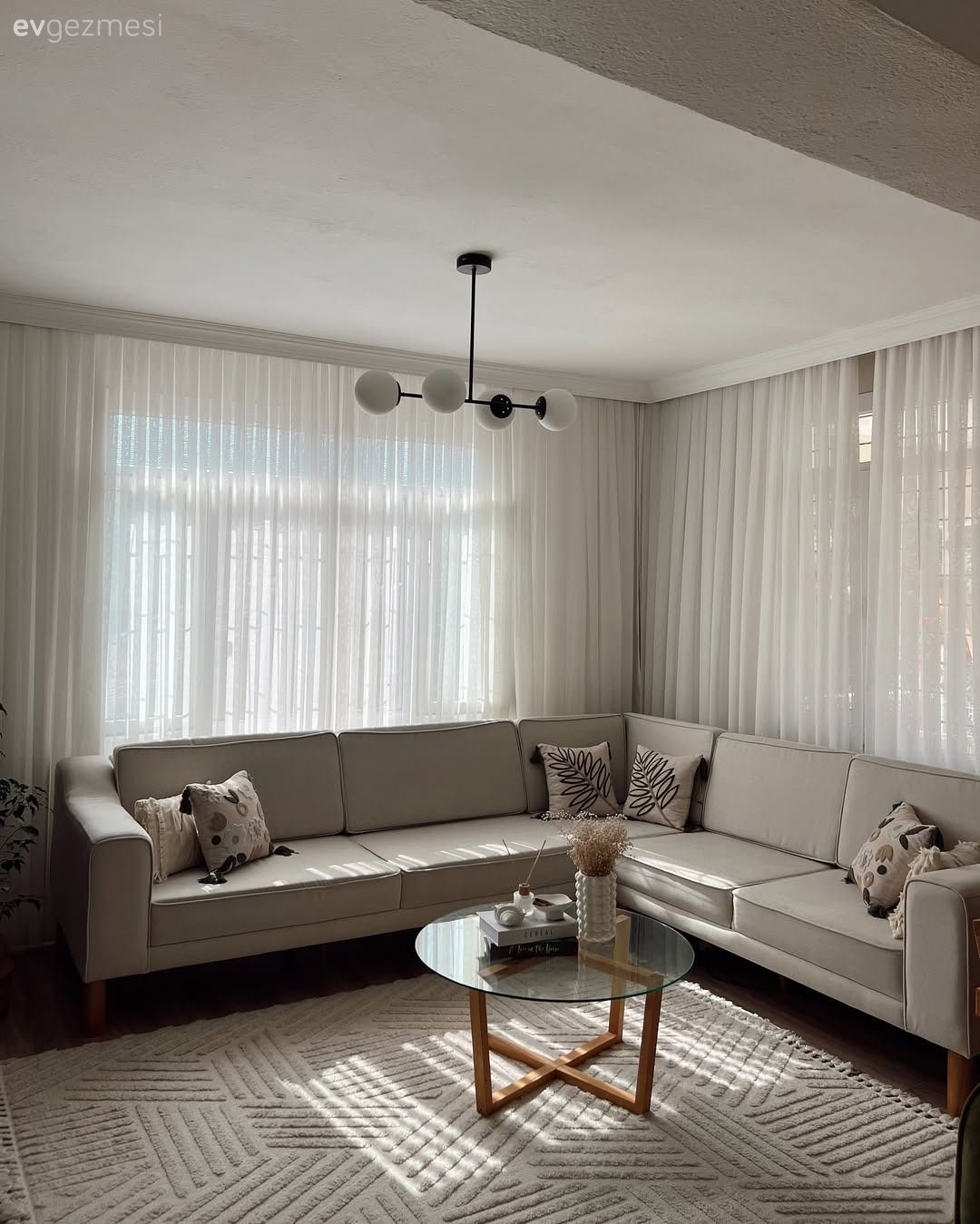 Salon, Modern, Köşe koltuk, Koltuk takımı, Krem, Bej, Beyaz, Tül perde, Perde, Cam orta sehpa, Orta sehpa, Halı, Salon halısı