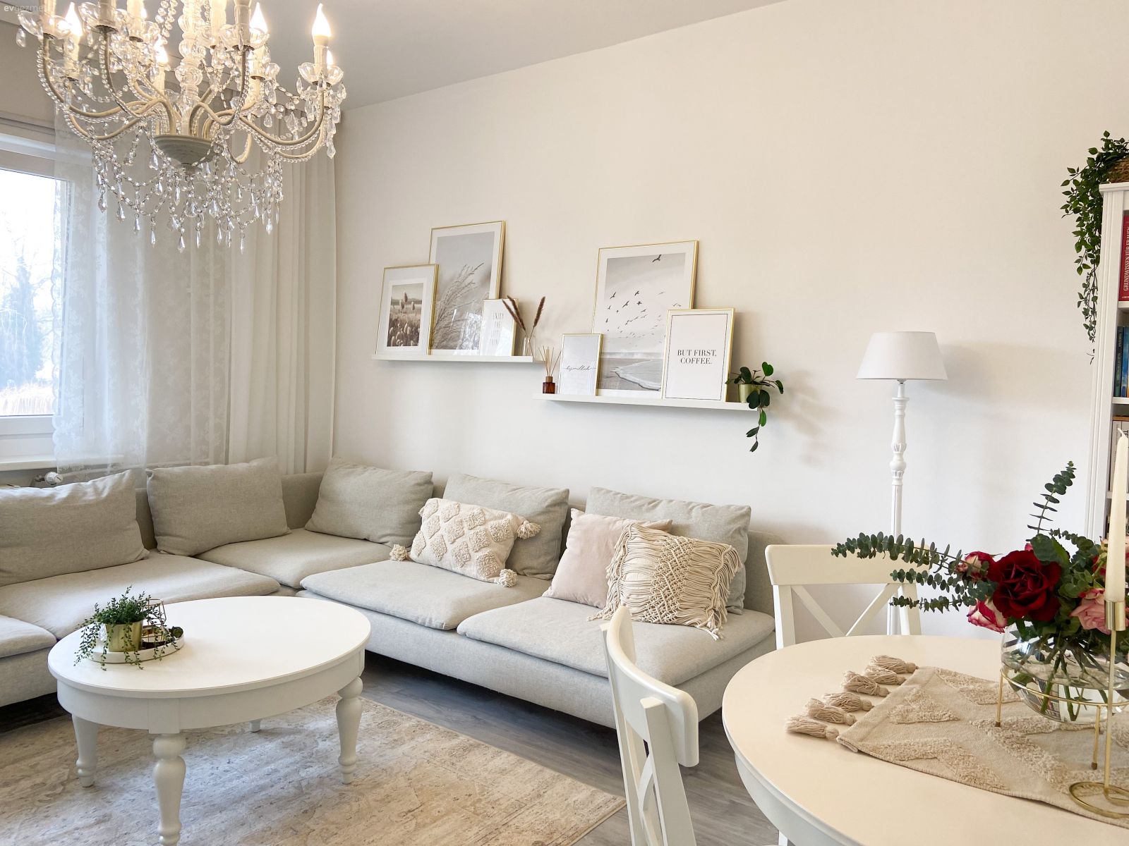 Salon, Modern, Beyaz, Bej, Krem, Köşe koltuk, Koltuk takımı, Kırlent, Ev tekstili, Halı, Salon halısı, Duvar rafı, Duvar dekorasyonu, Orta sehpa, Sehpa, Yuvarlak sehpa, Avize, Aydınlatma, Salon avizesi, Tül perde, Perde, Lambader, Sandalye, Yemek masası, Vazo, Ev Aksesuar, Çiçekler, Çerçeve, Ev bitkisi