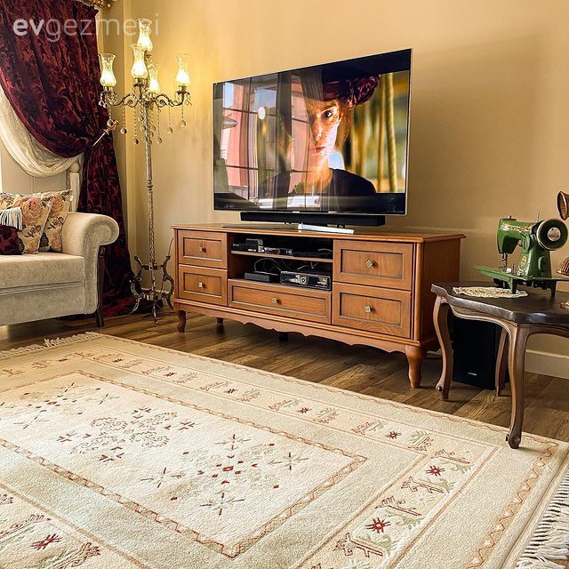 Oturma Odası, Halı, Krem, Kahverengi, Ahşap Mobilya, Yan sehpa, Sehpa, Fon perde, Perde, Şamdan, Ev Aksesuar, Kırlent, Ev tekstili, Rustik, Tv ünitesi, Tv ünitesi aksesuarları
