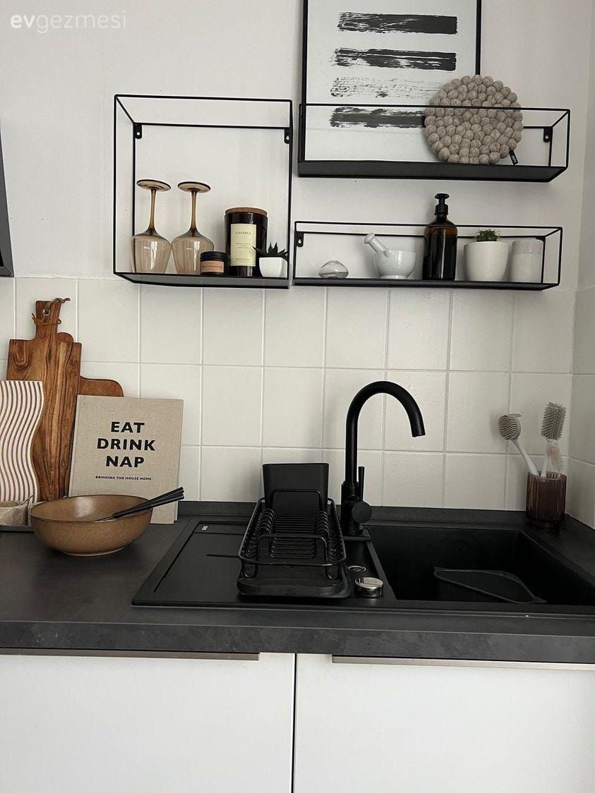 Mutfak, Modern mutfak, Beyaz, Siyah tezgah, Mutfak tezgahı, Mutfak rafı, Dekoratif Objeler, Mutfak tezgah arası, Davlumbaz, Kulpsuz mutfak dolabı