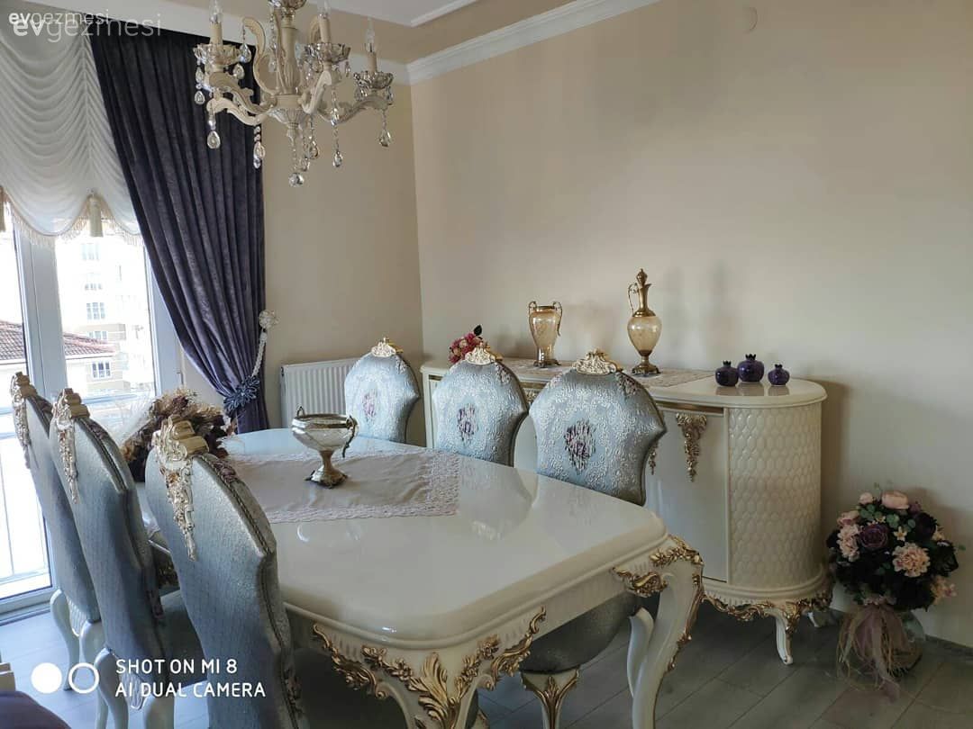 Yemek masası, Avangart, Mor, Krem, Altın, Varaklı Mobilya, Oymalı mobilya, Sandalye, Konsol, Konsol üzeri dekoratif objeleri, Avize, Aydınlatma, Yemek odası avizesi, Fon perde, Perde, Alitalyan perde, Vazo, Ev Aksesuar, Çiçekler, Dekoratif Objeler