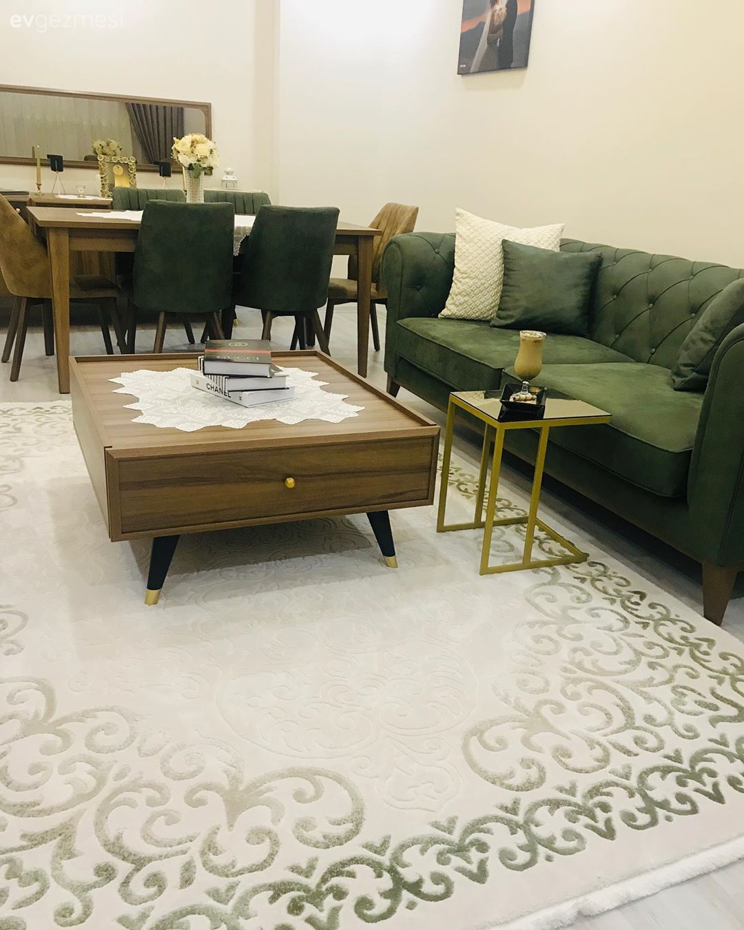 Salon, Beyaz, Yeşil, Koltuk takımı, Krem, Orta sehpa, Sehpa, Ahşap Mobilya, Yan sehpa, Halı, Salon halısı, Sandalye, Yemek masası, Vazo, Ev Aksesuar, Ayna, Çiçekler, Tablo, Duvar dekorasyonu, Kırlent, Ev tekstili