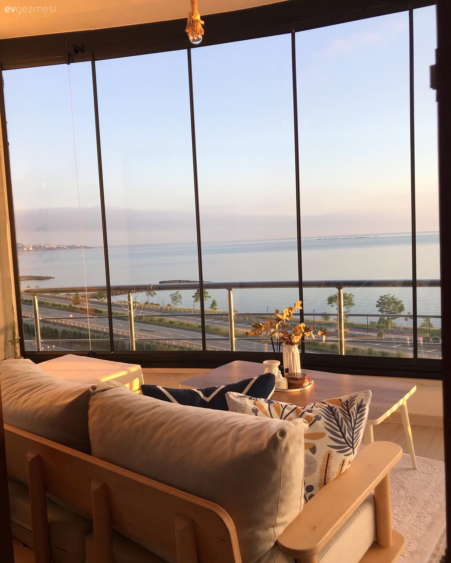 Denize Bakan Bu Trabzon Balkonunda Keyif Yapmalık Ayrı Köşeler Var!