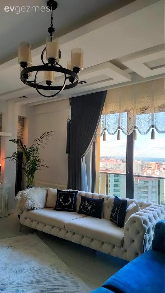 Salon, Fon perde, Perde, Beyaz, Parlament mavisi, Altın, Kruvaze perde, Kırlent, Ev tekstili, Chesterfield, Koltuk takımı, Avize, Aydınlatma, Salon avizesi, Ev bitkisi, Kapitoneli koltuk