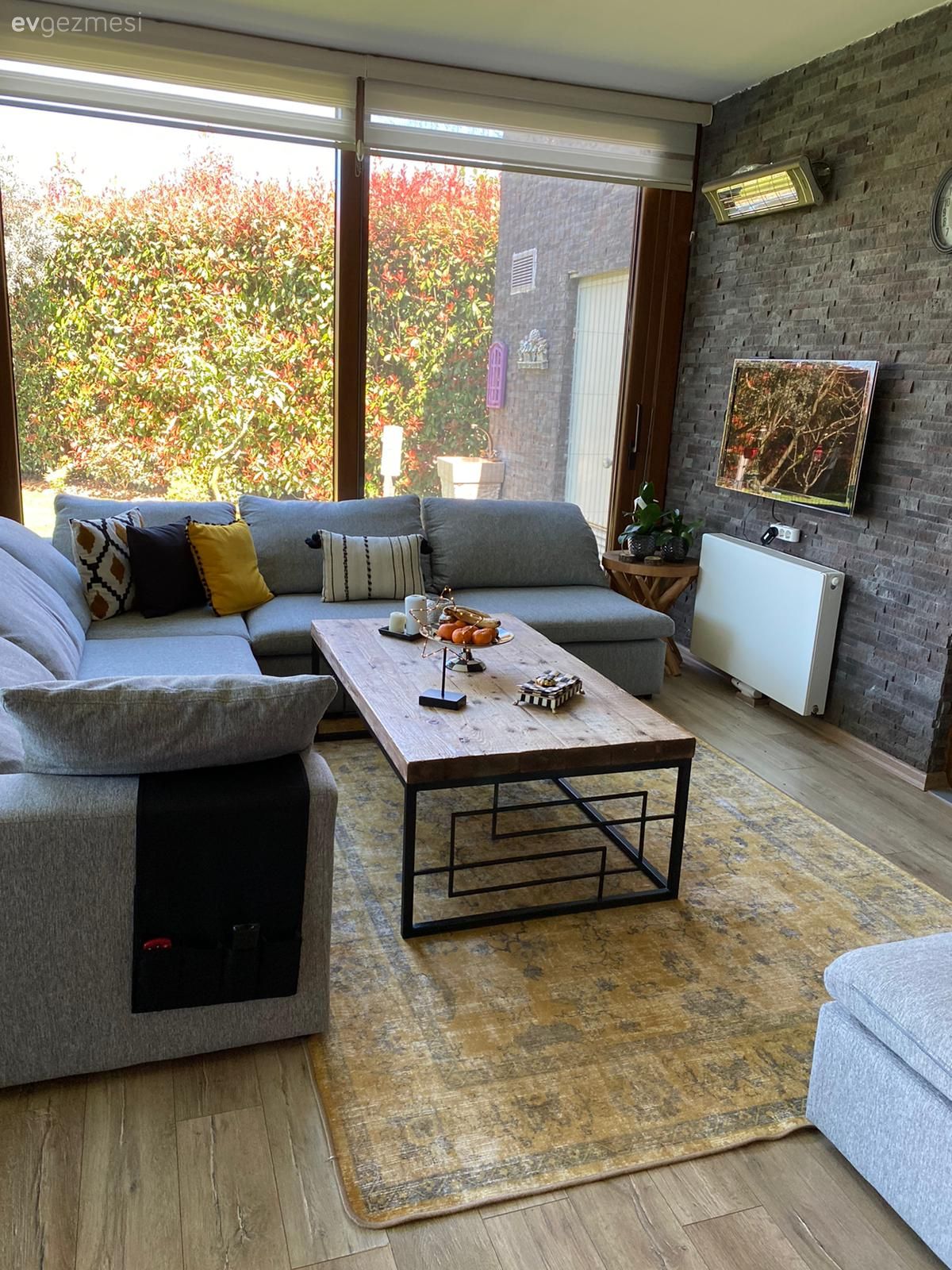 Kış bahçesi, Gri, Antrasit  , Sarı, Köşe koltuk, Koltuk takımı, Orta sehpa, Sehpa, Taş duvar, Duvar dekorasyonu, Kitaplık, Uzanma koltuğu, Kırlent, Ev tekstili, Parke, Manzaralı evler, Halı